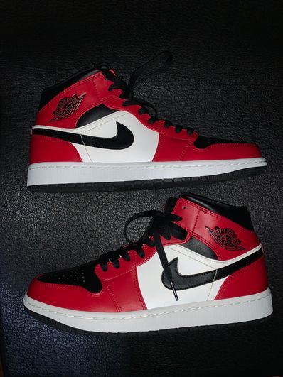 Nike Air Jordan 1 Mid "Chicago Black Toe"