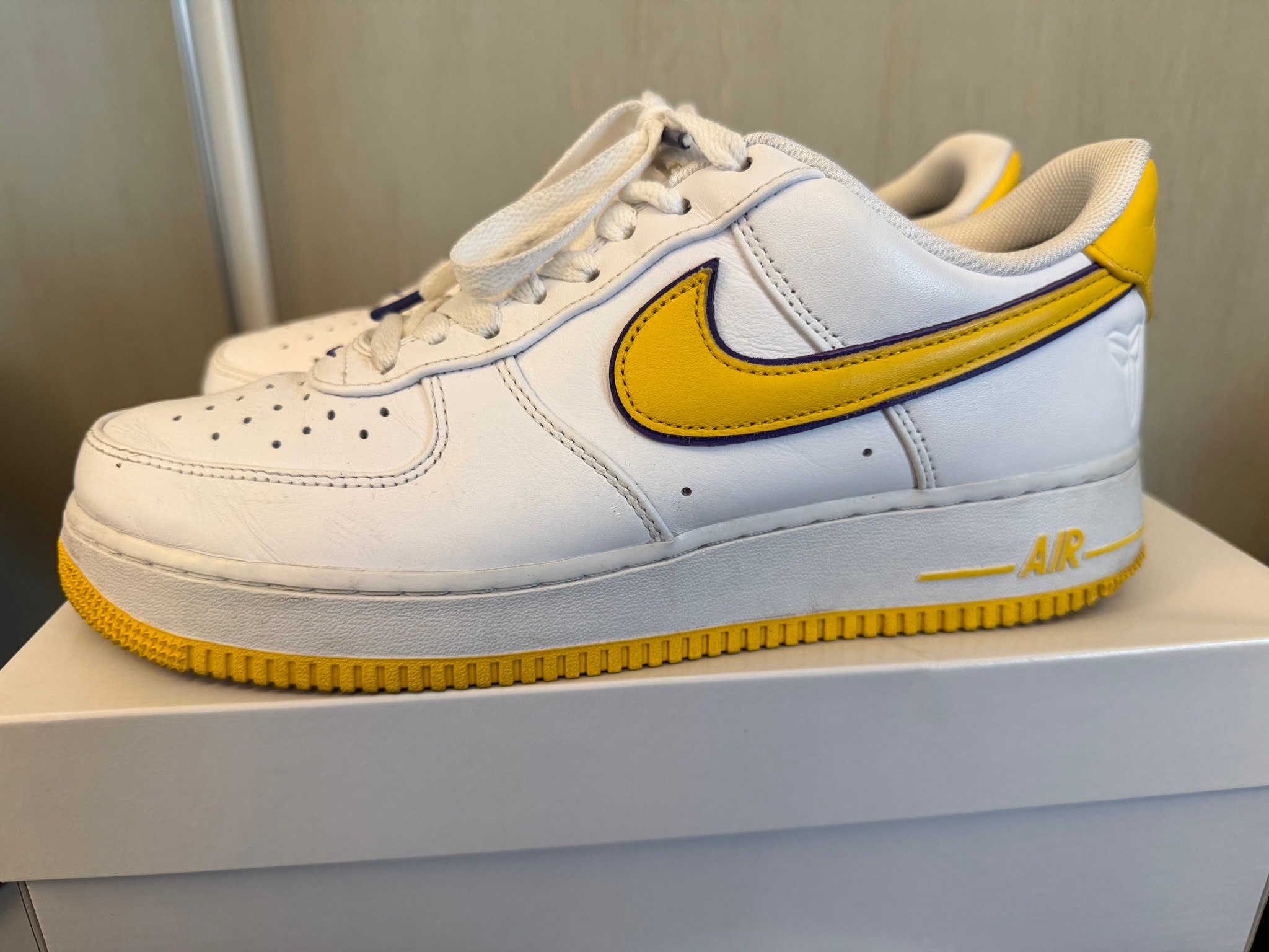 Kobe Bryant × Nike Air Force 1 Low Retro QS "Varsity Maize and Varsity Purple"
