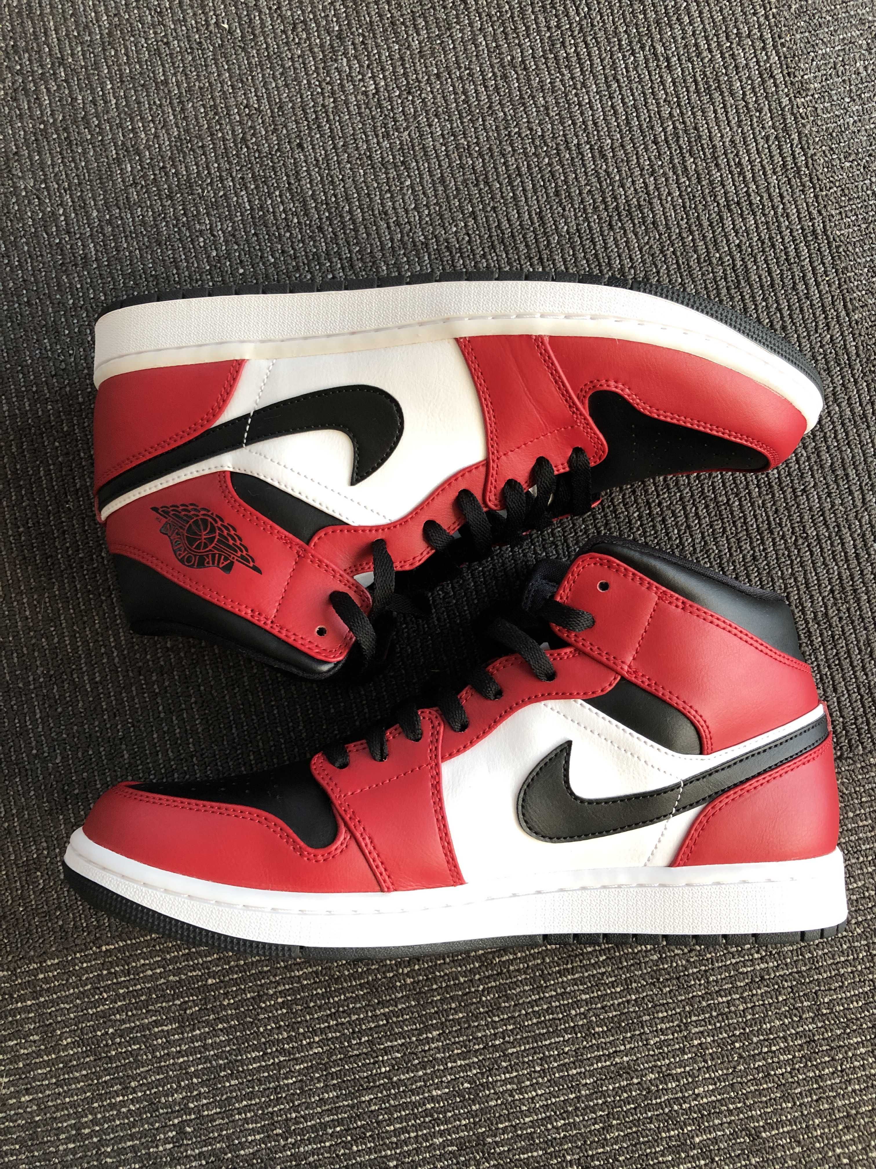 Nike Air Jordan 1 Mid "Chicago Black Toe"
