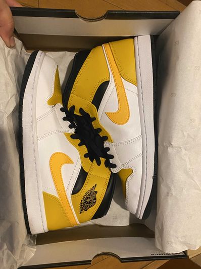 Nike Air Jordan 1 Mid "University Gold"