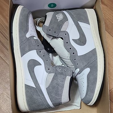 Nike Air Jordan 1 Retro High OG "Black and Smoke Grey"
