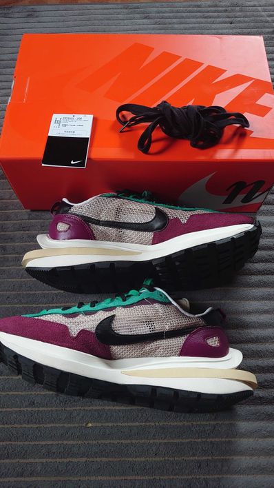 sacai × Nike Vapor Waffle "String/Red/Green"