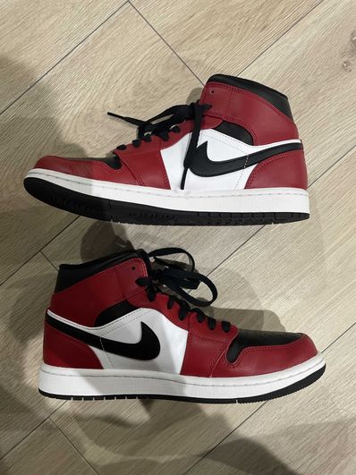 Nike Air Jordan 1 Mid "Chicago Black Toe"