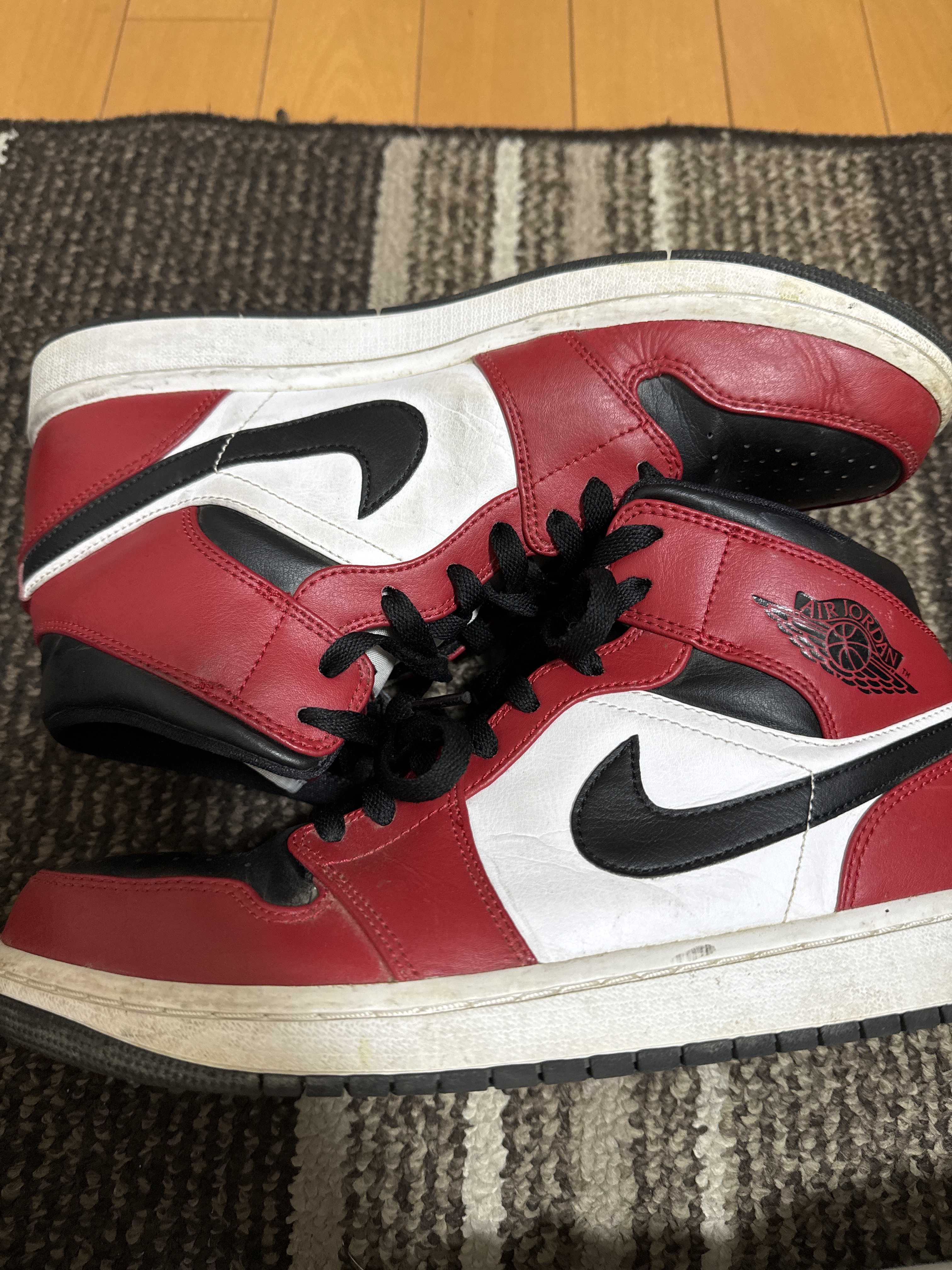 Nike Air Jordan 1 Mid "Chicago Black Toe"