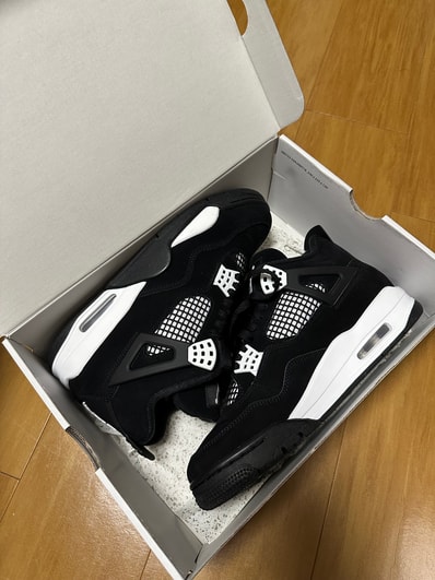 Nike Air Jordan 4 Retro "White Thunder"