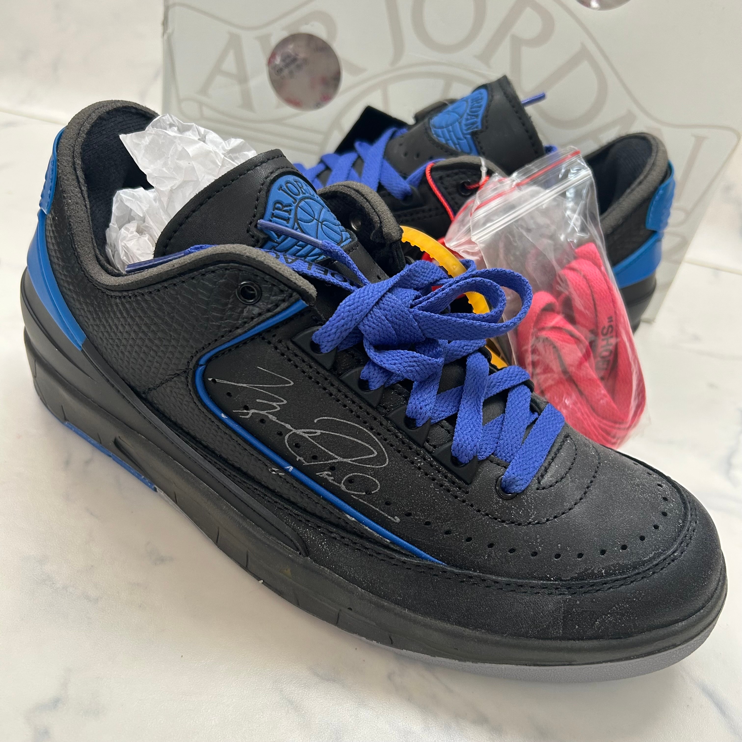 オフホワイト × ナイキ エアジョーダン2 "ブラック アンド バーシティロイヤル"