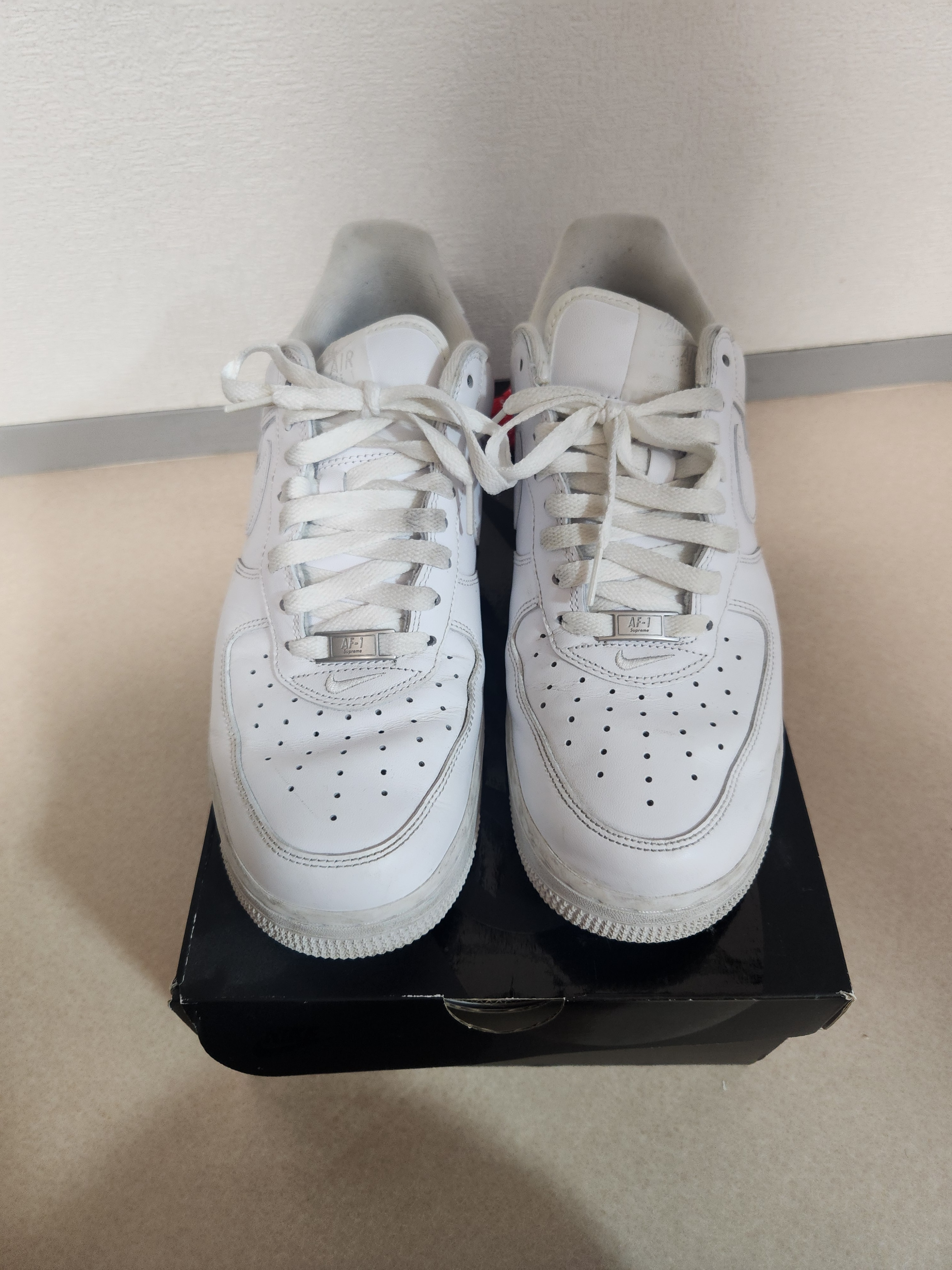 シュプリーム × ナイキ エアフォース1 ロー "ホワイト"