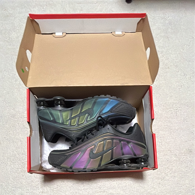 Nike Shox R4 SE "Black/Seaweed/Light Lemon Twist"