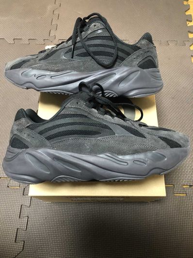 adidas YEEZY BOOST 700 V2 "Vanta"
