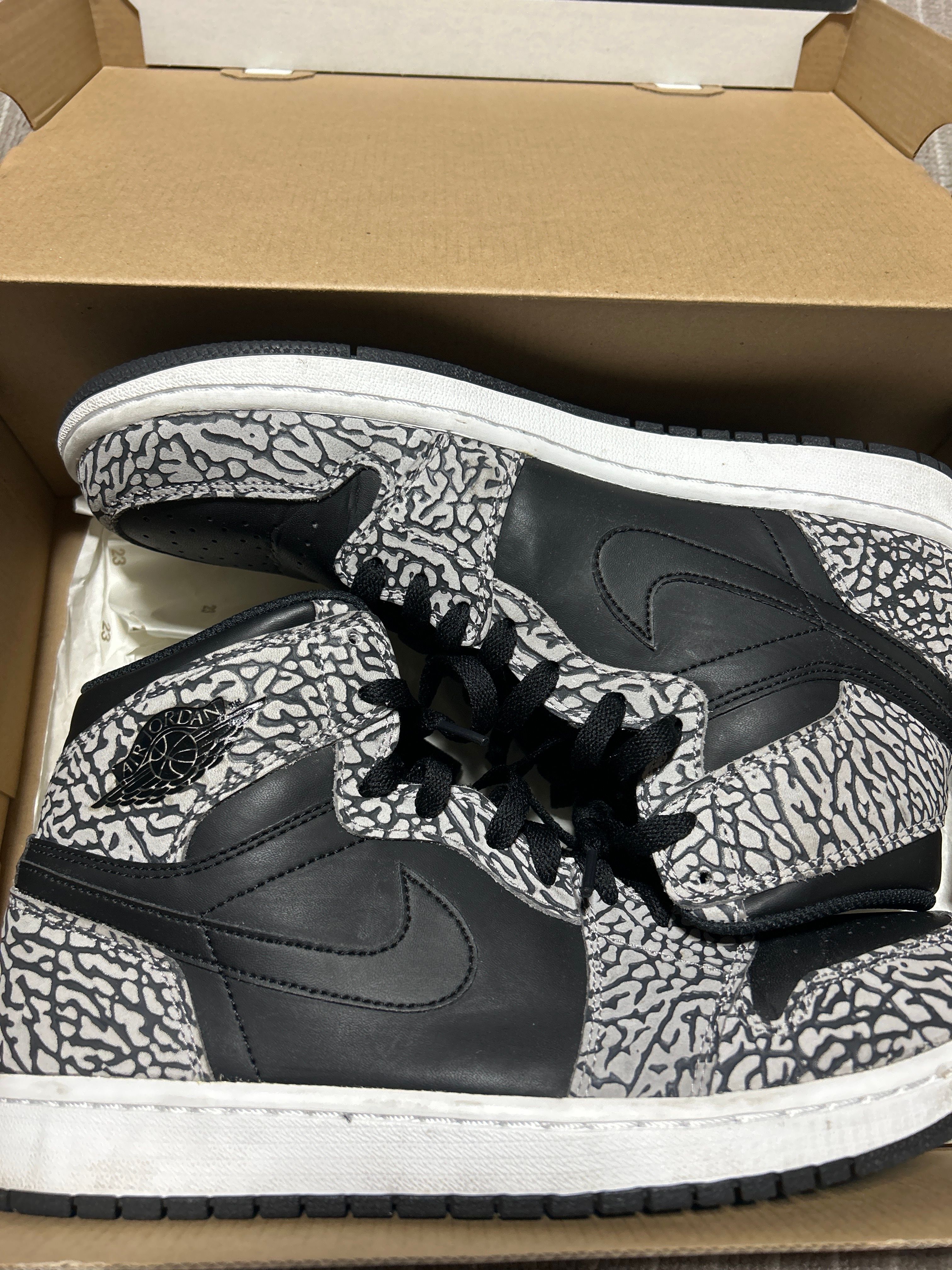 Nike Air Jordan 1 Retro High "Un-Supreme"