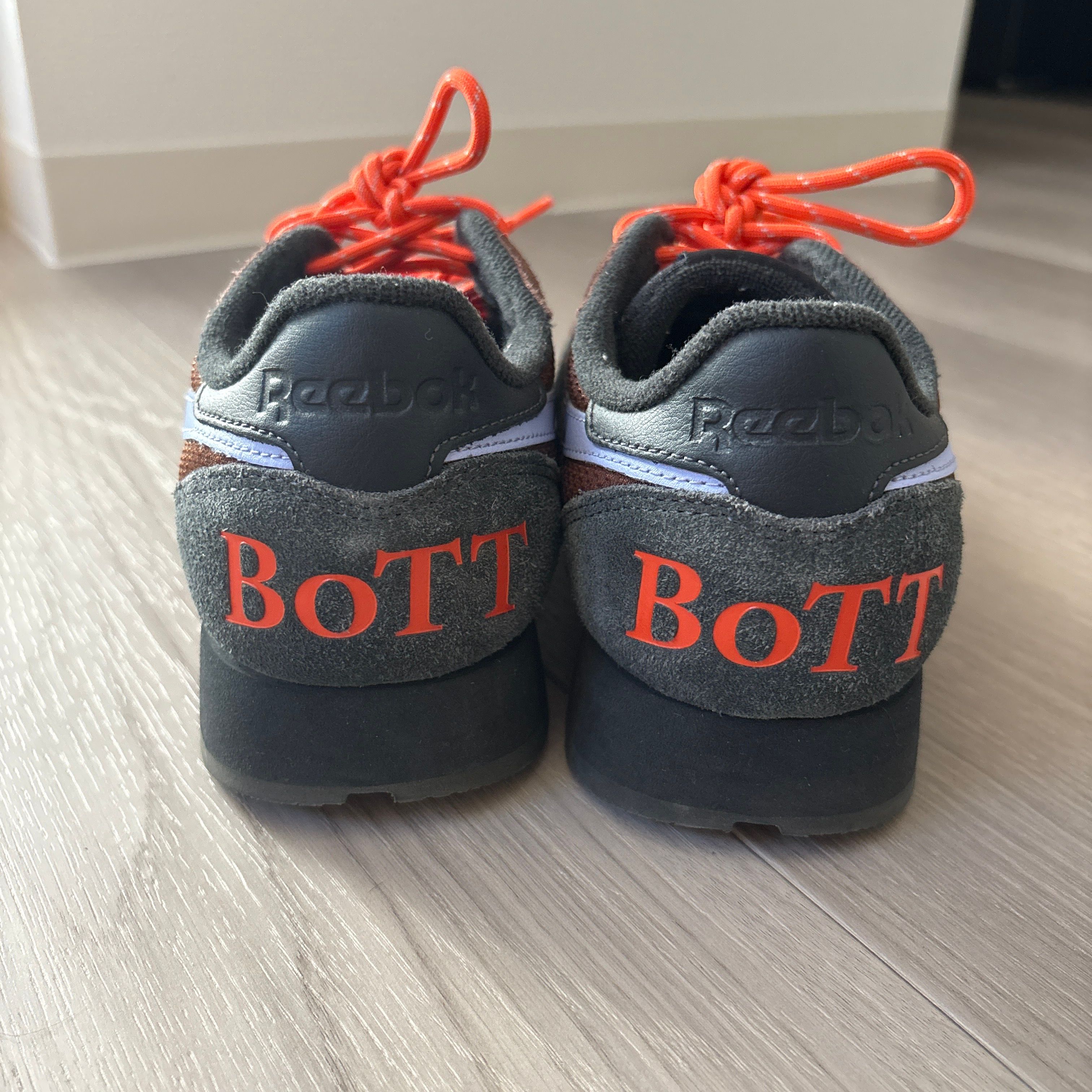 ボット × リーボック クラシックレザー "ブラッシュブラウン/ピュアグレー 8/ライラックグロー"