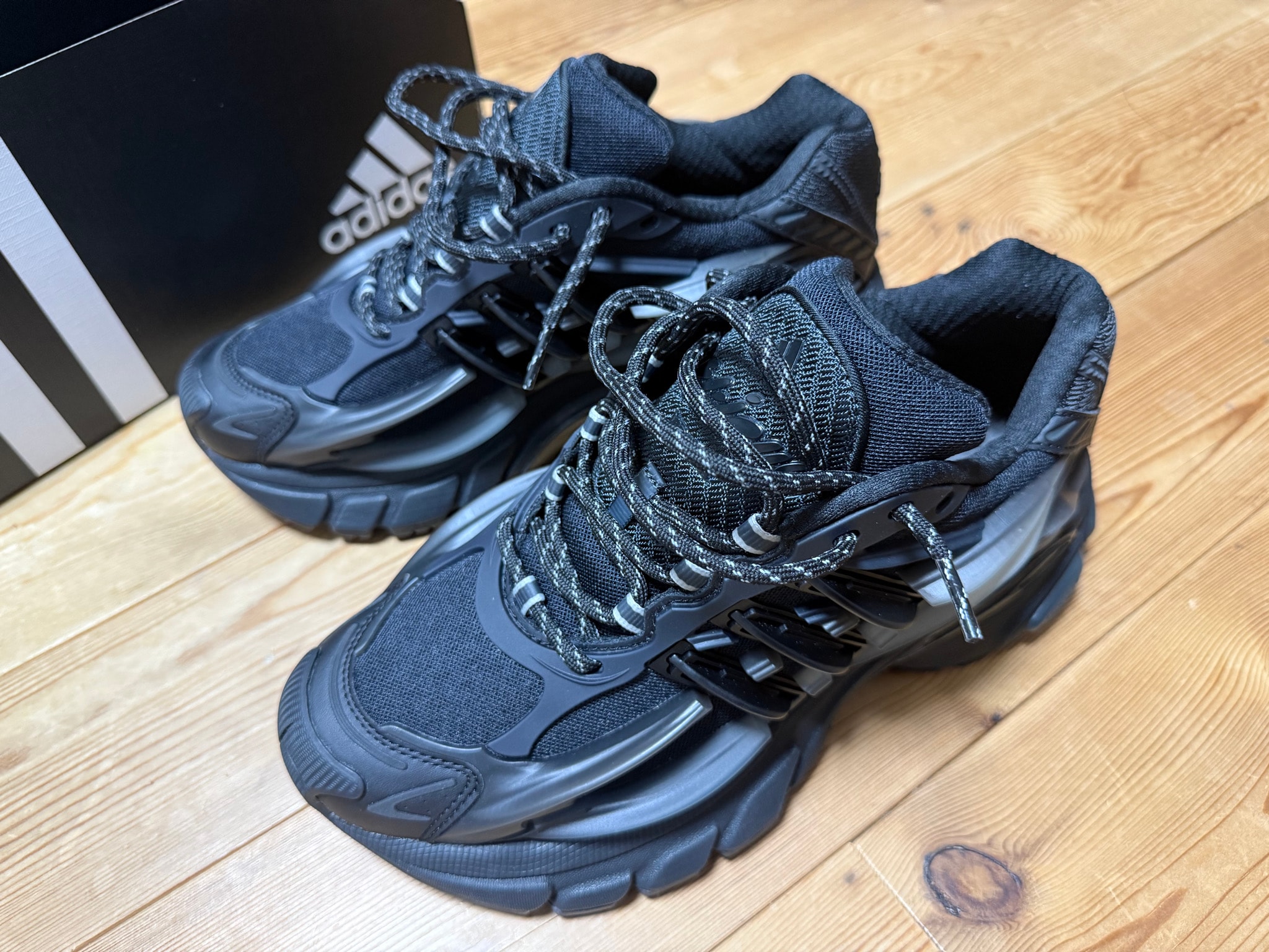 Pharrell Williams × adidas Jellyfish "Carbon/Core Black"