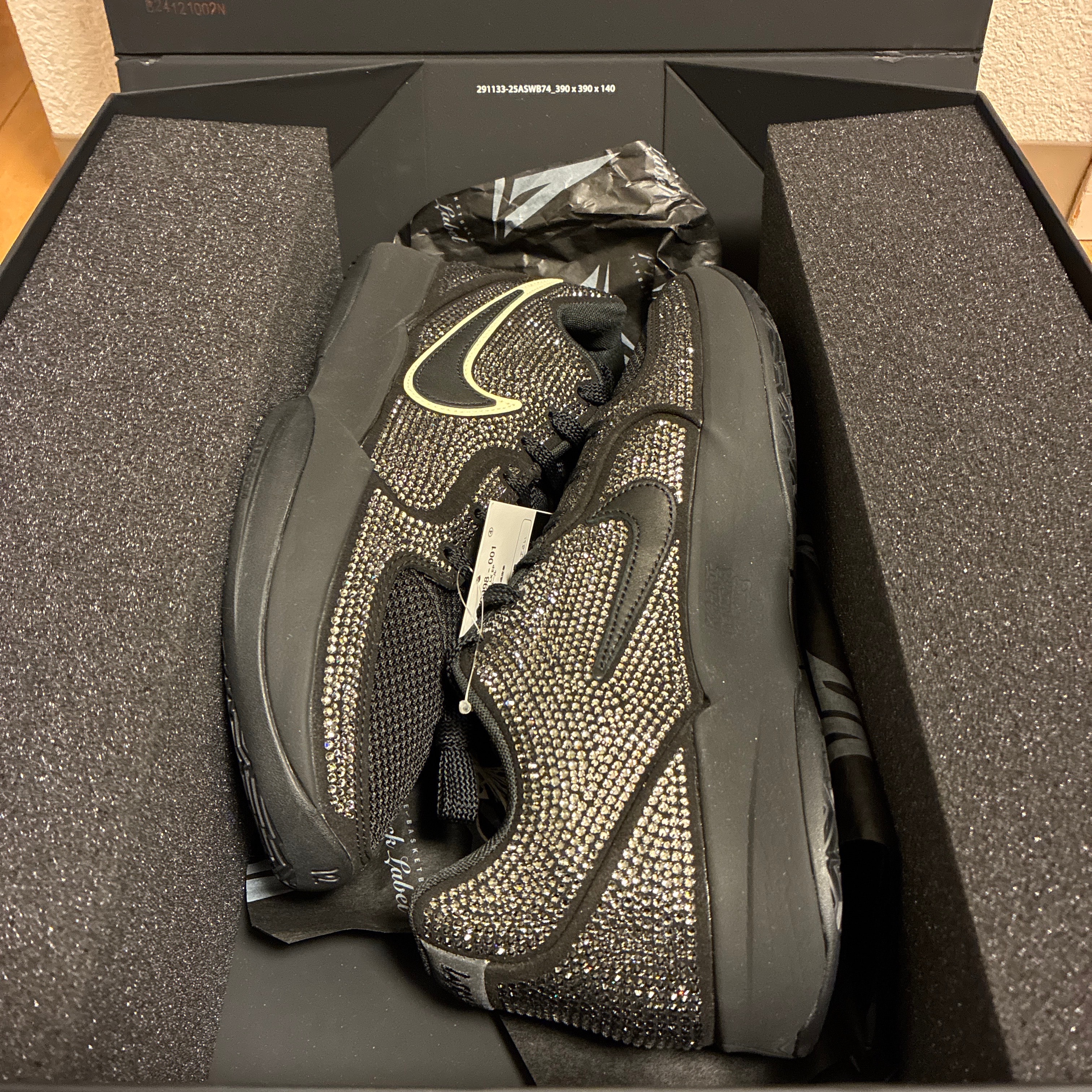 スワロフスキー × ナイキ ジャ2 "ブラックラベル" (HV9998-001/HV9999-001)