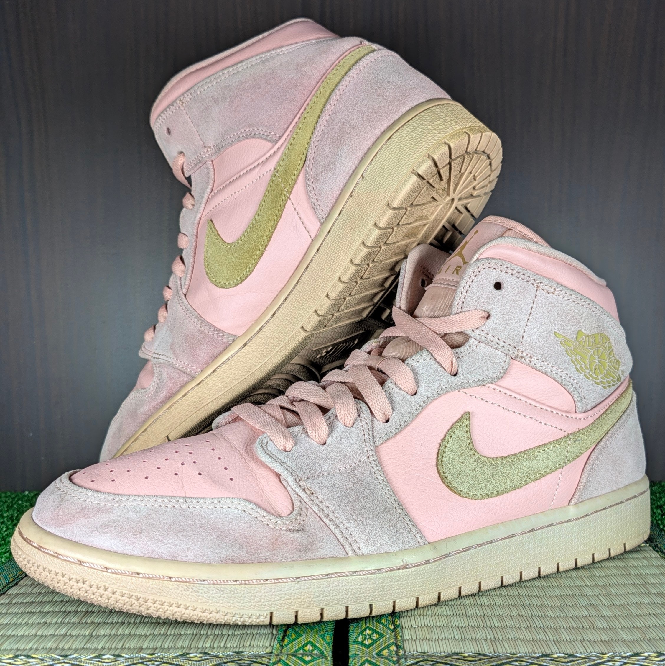 Nike Air Jordan 1 Mid "Coral/Gold"