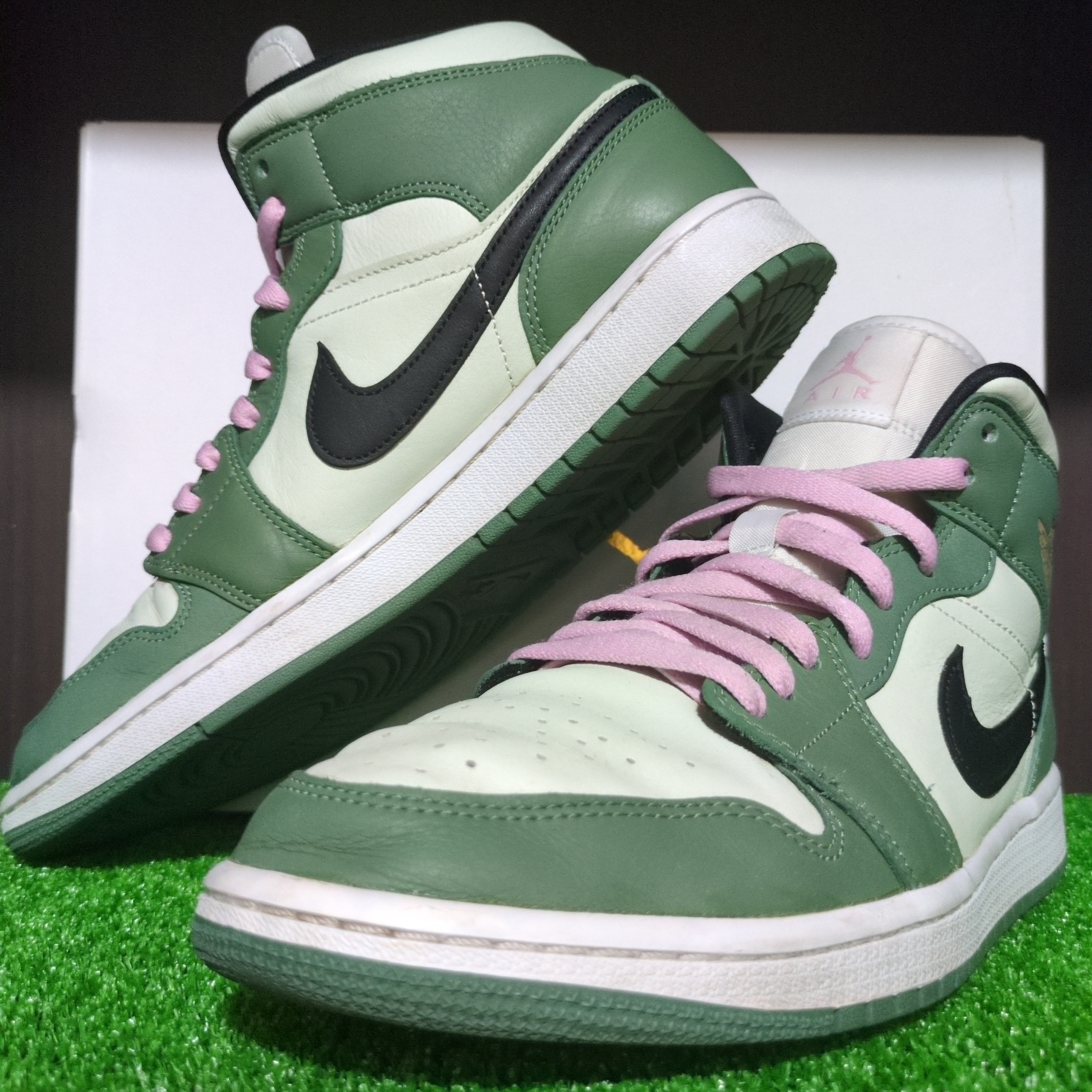 Nike Women's Air Jordan 1 Mid SE "Dutch Green"