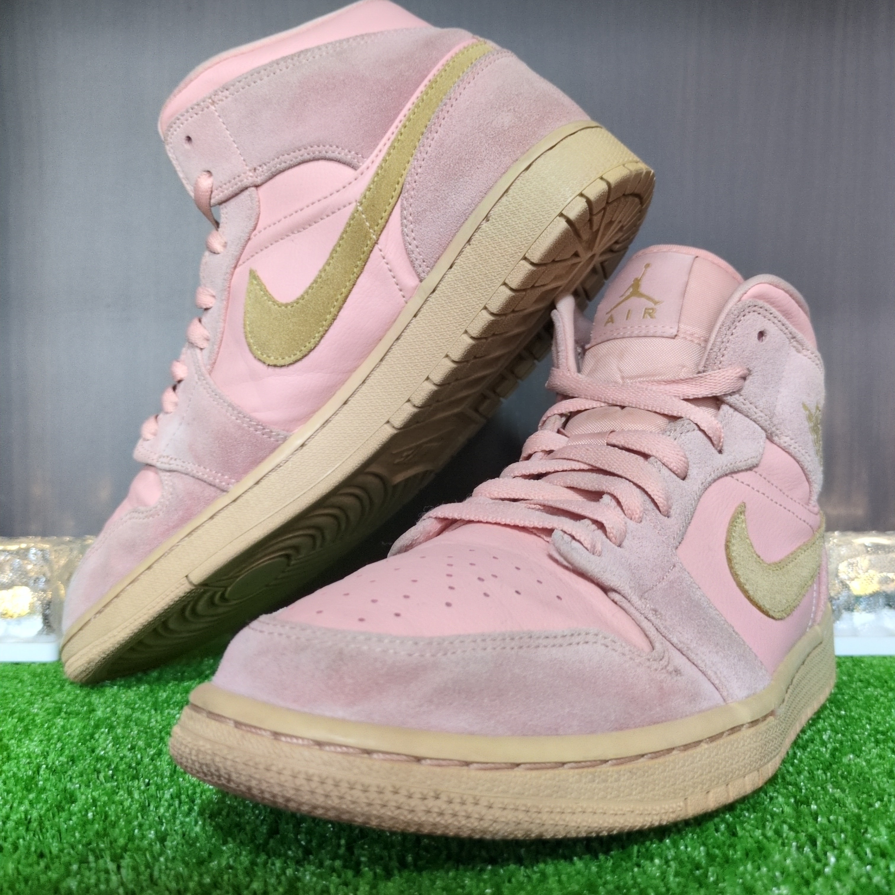 Nike Air Jordan 1 Mid "Coral/Gold"