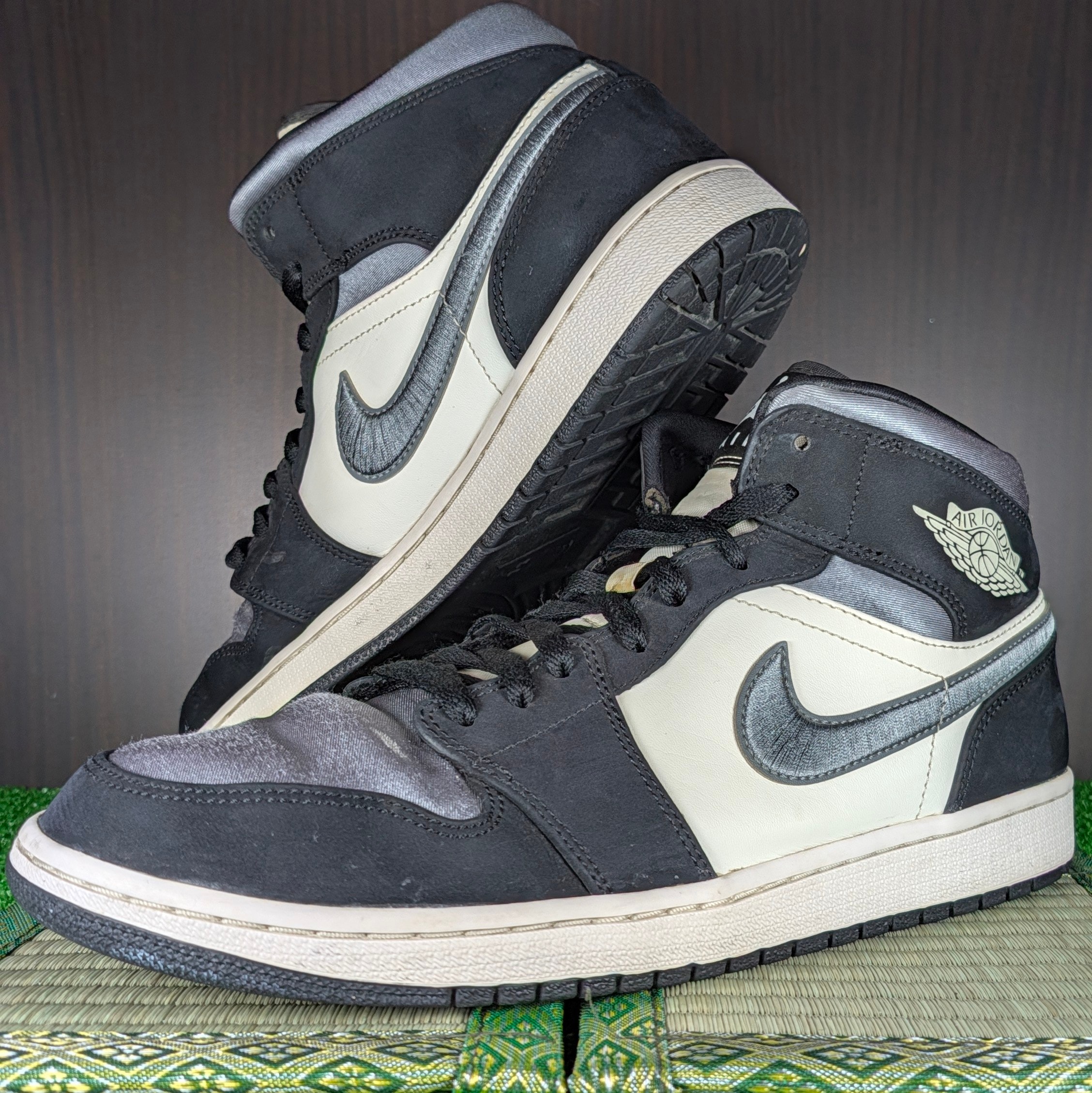 Nike Air Jordan 1 Mid SE "White/Black/Satin Blue"