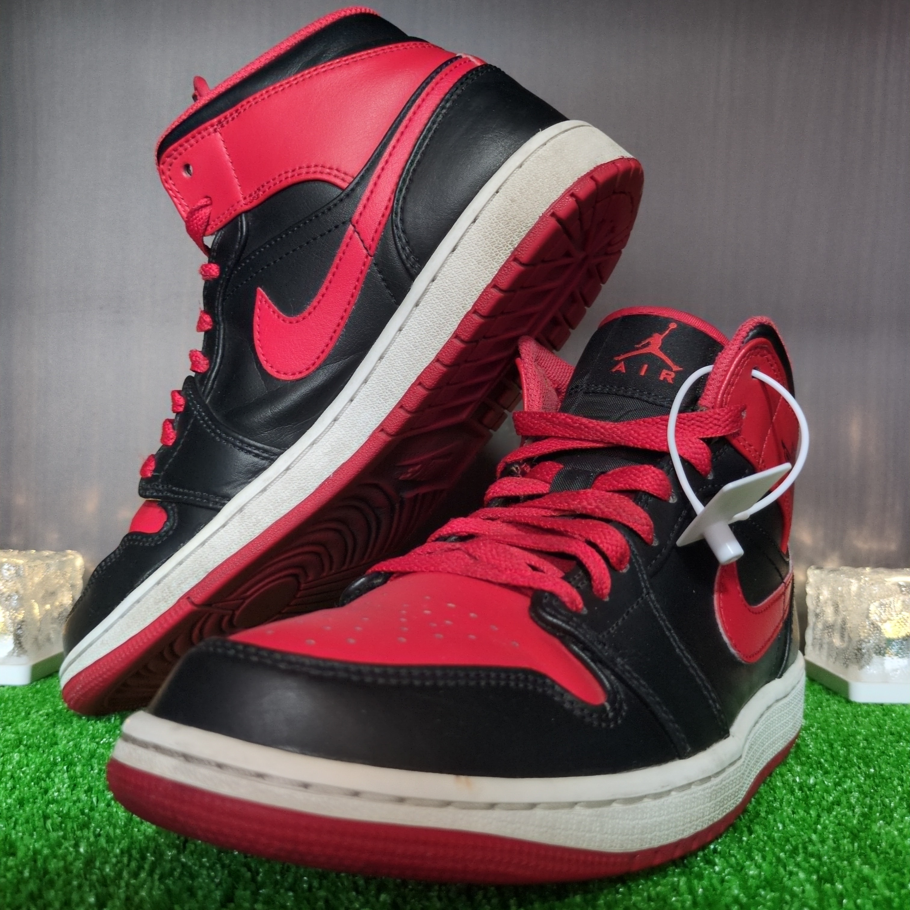 Nike Air Jordan 1 Mid "Bred Toe"