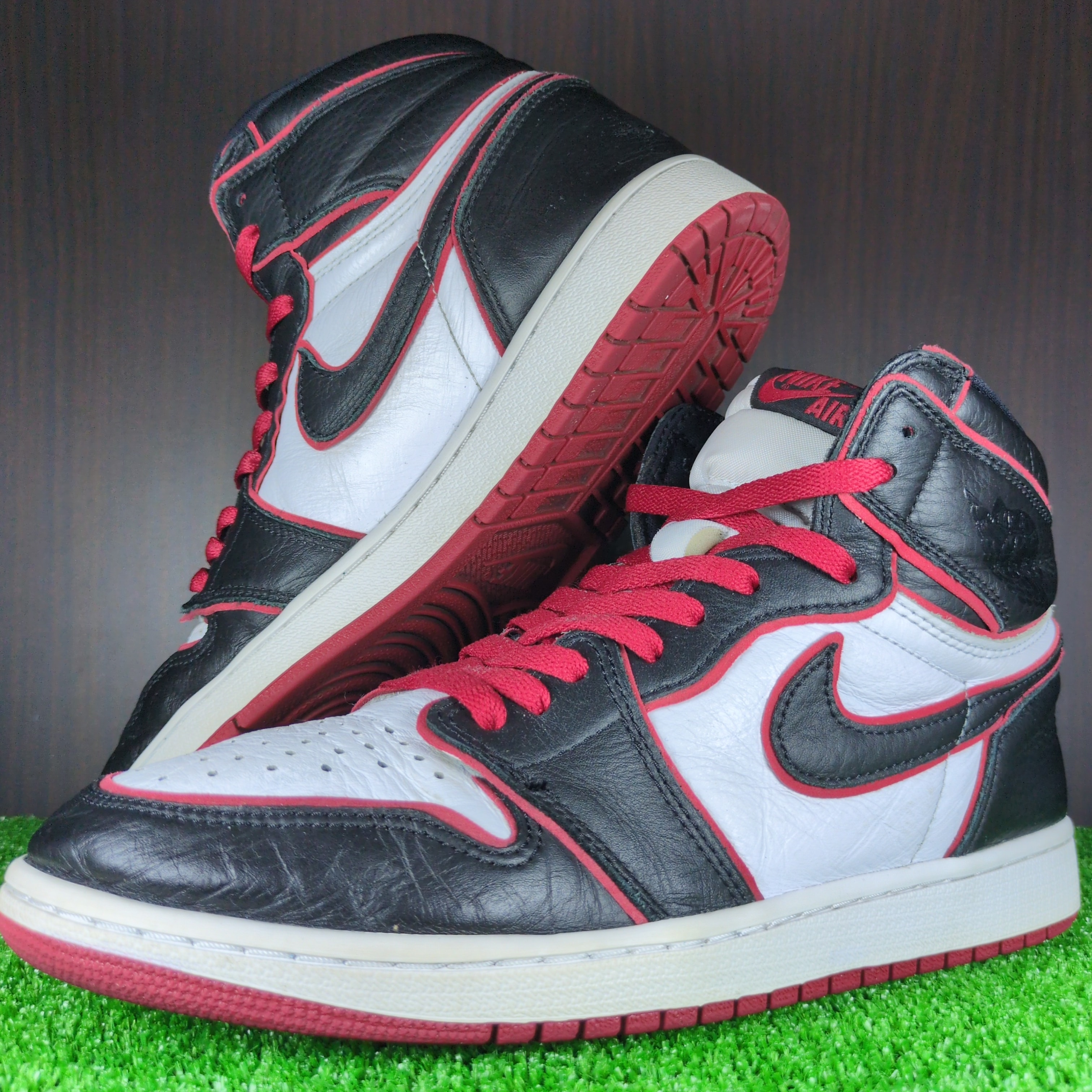 Nike Air Jordan 1 Retro High OG "Blood Line"