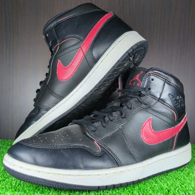 Nike Air Jordan 1 Retro Mid "Black/Team Red"