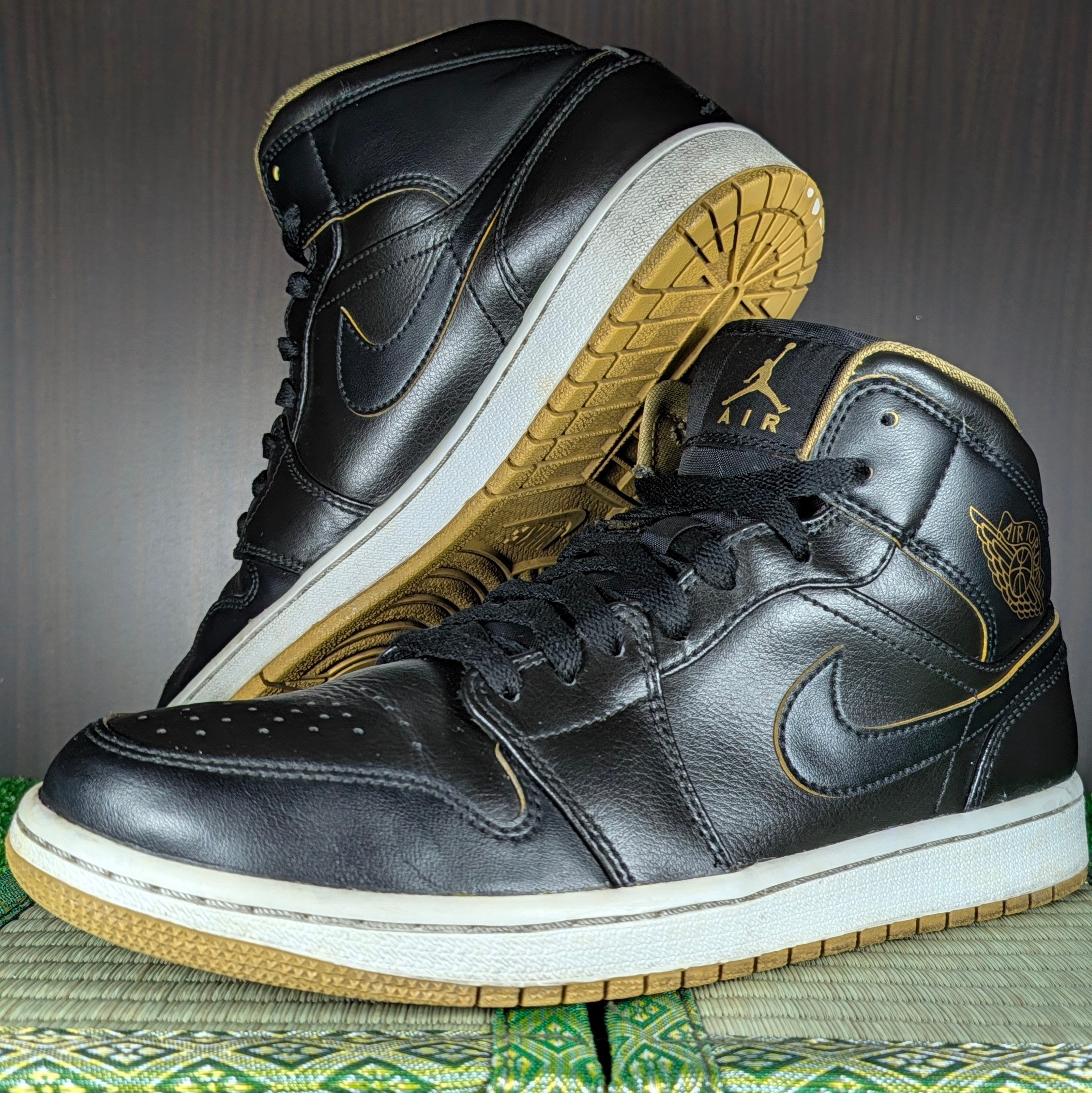Nike Air Jordan 1 Mid "Black/Metallic Gold"