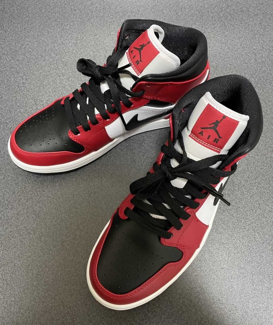 Nike Air Jordan 1 Mid "Chicago Black Toe"