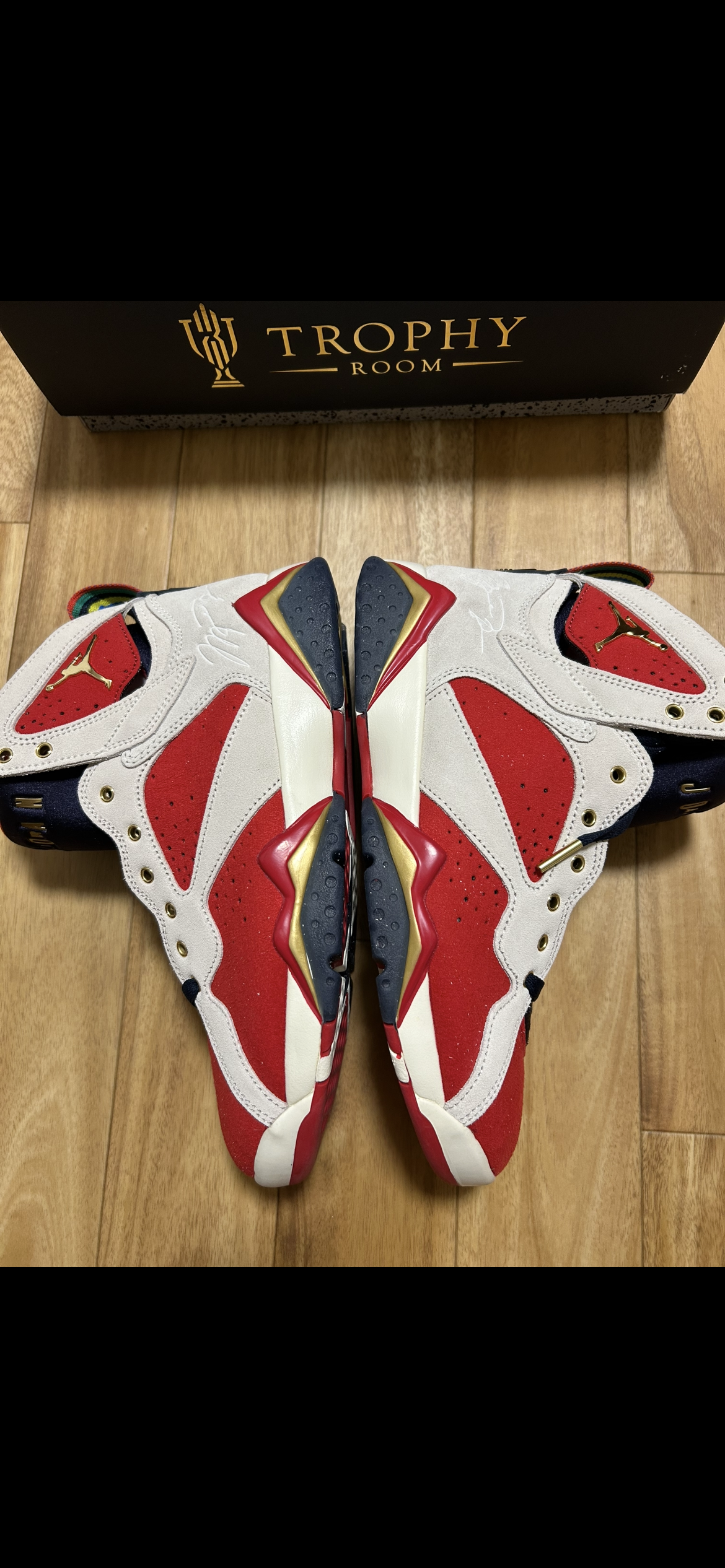 トロフィールーム × ナイキ エアジョーダン7 "トゥルーレッド アンド オブシディアン"