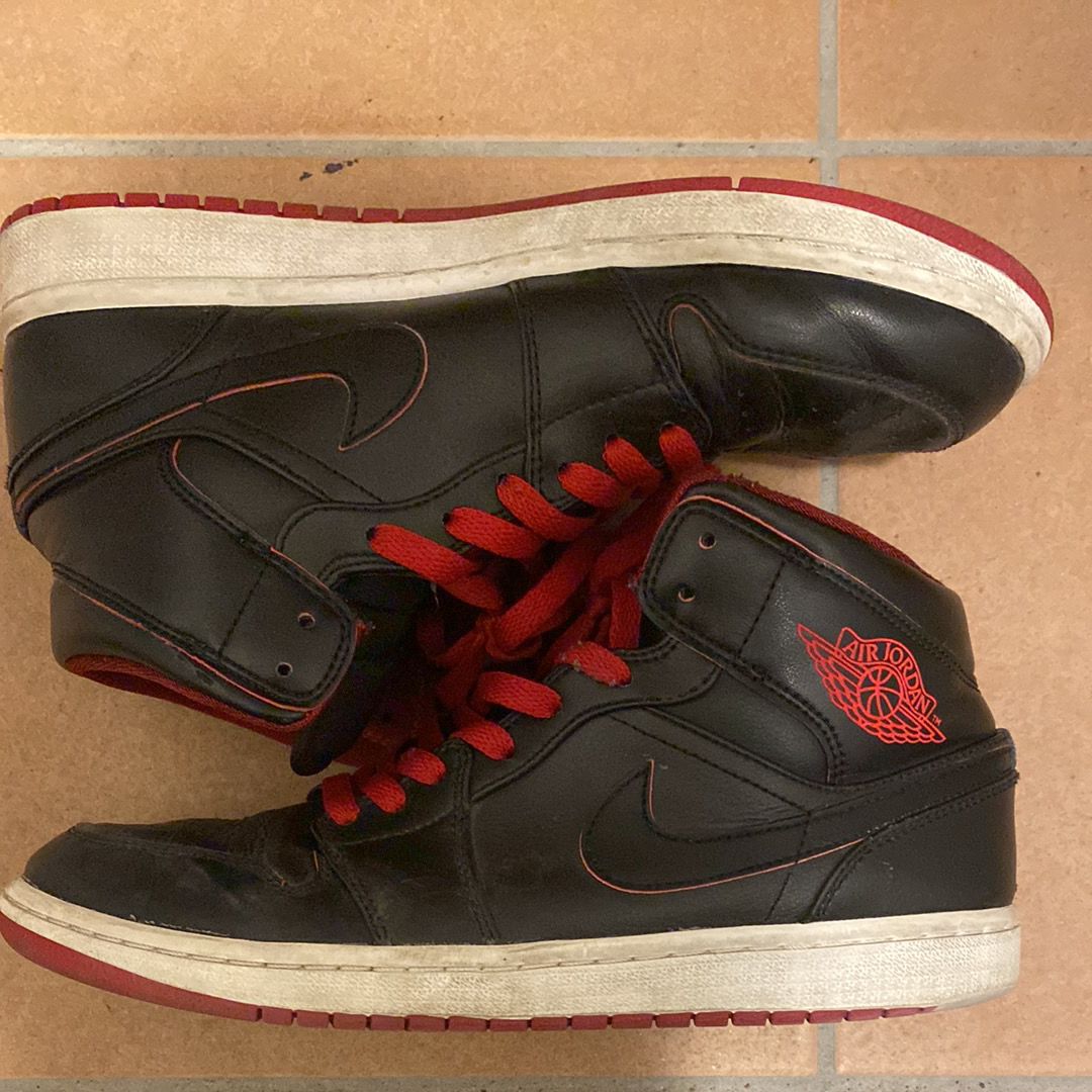 NIKE AIR JORDAN 1 RETRO MID BLACK RED WHITE
