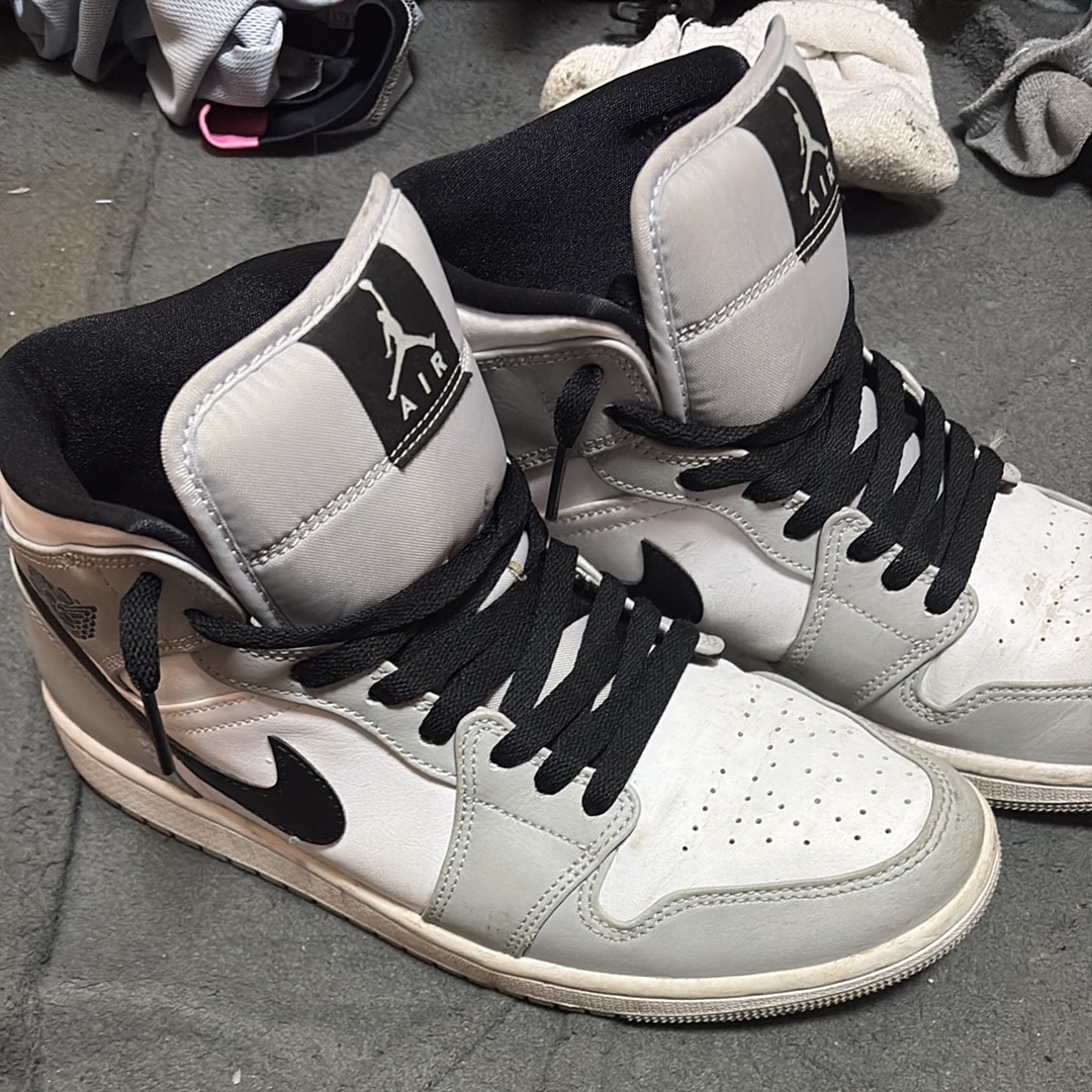 Nike Air Jordan 1 Mid "Light Smoke Grey/White/Black"