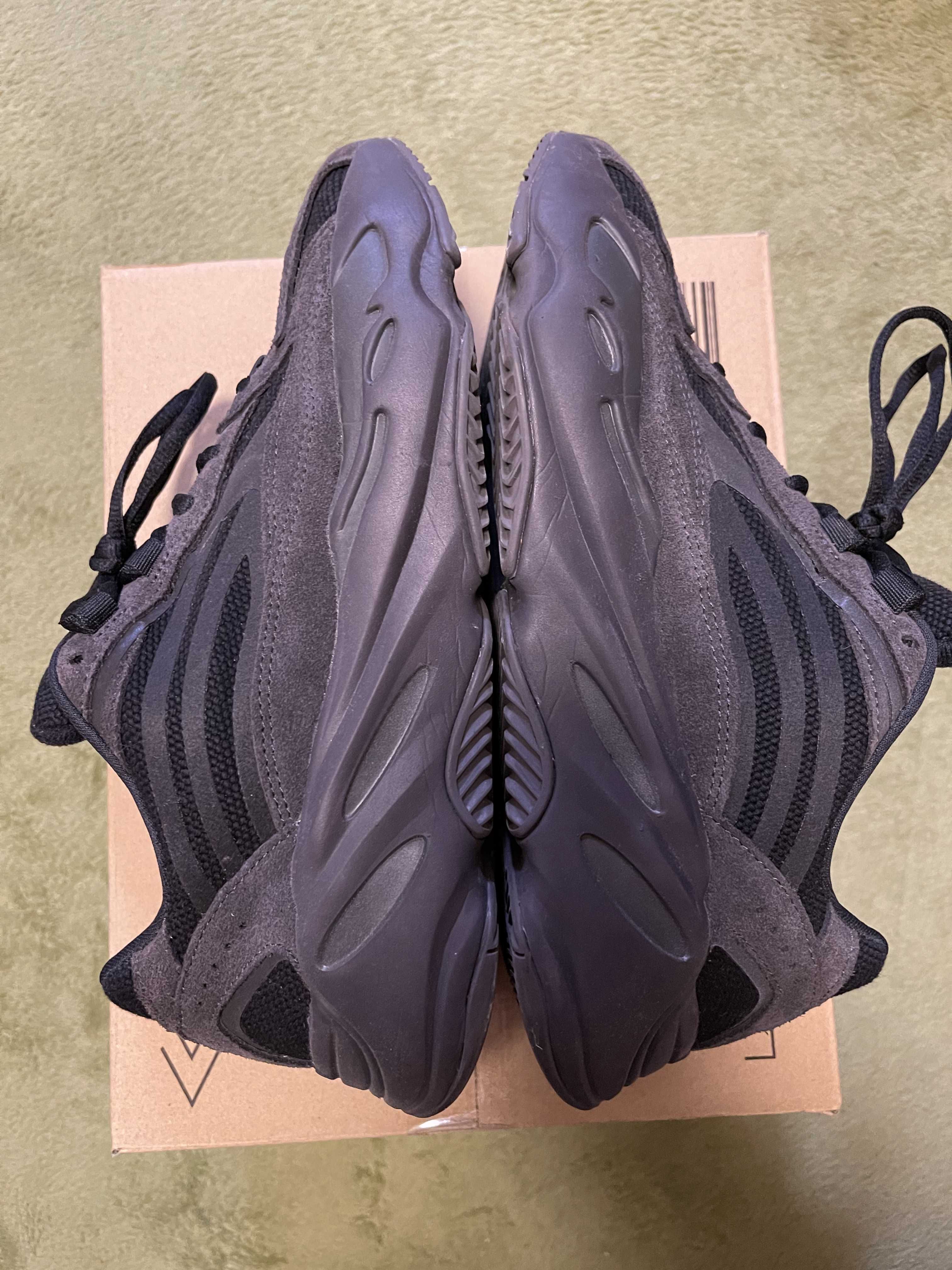 adidas YEEZY BOOST 700 V2 "Vanta"