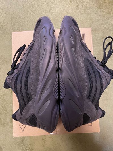 adidas YEEZY BOOST 700 V2 "Vanta"