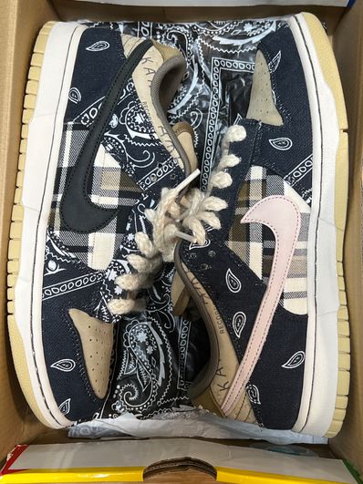 Travis Scott × Nike SB Dunk Low "Black/Parachute Beige"