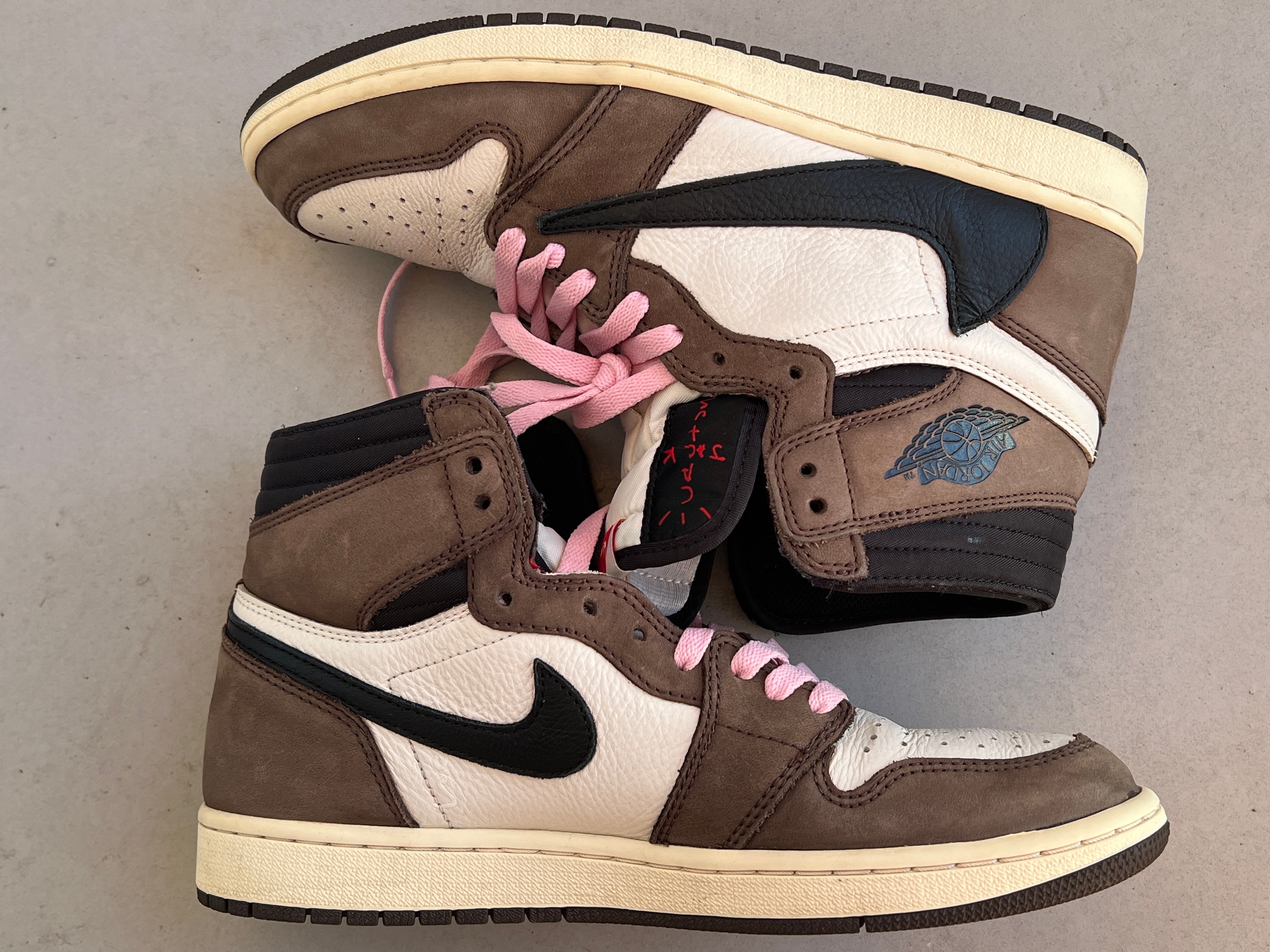 トラヴィススコット × ナイキ エアジョーダン1 レトロ ハイ OG TS SP "セイル/ダークモカ"
