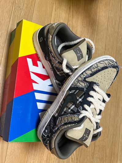 Travis Scott × Nike SB Dunk Low "Black/Parachute Beige"