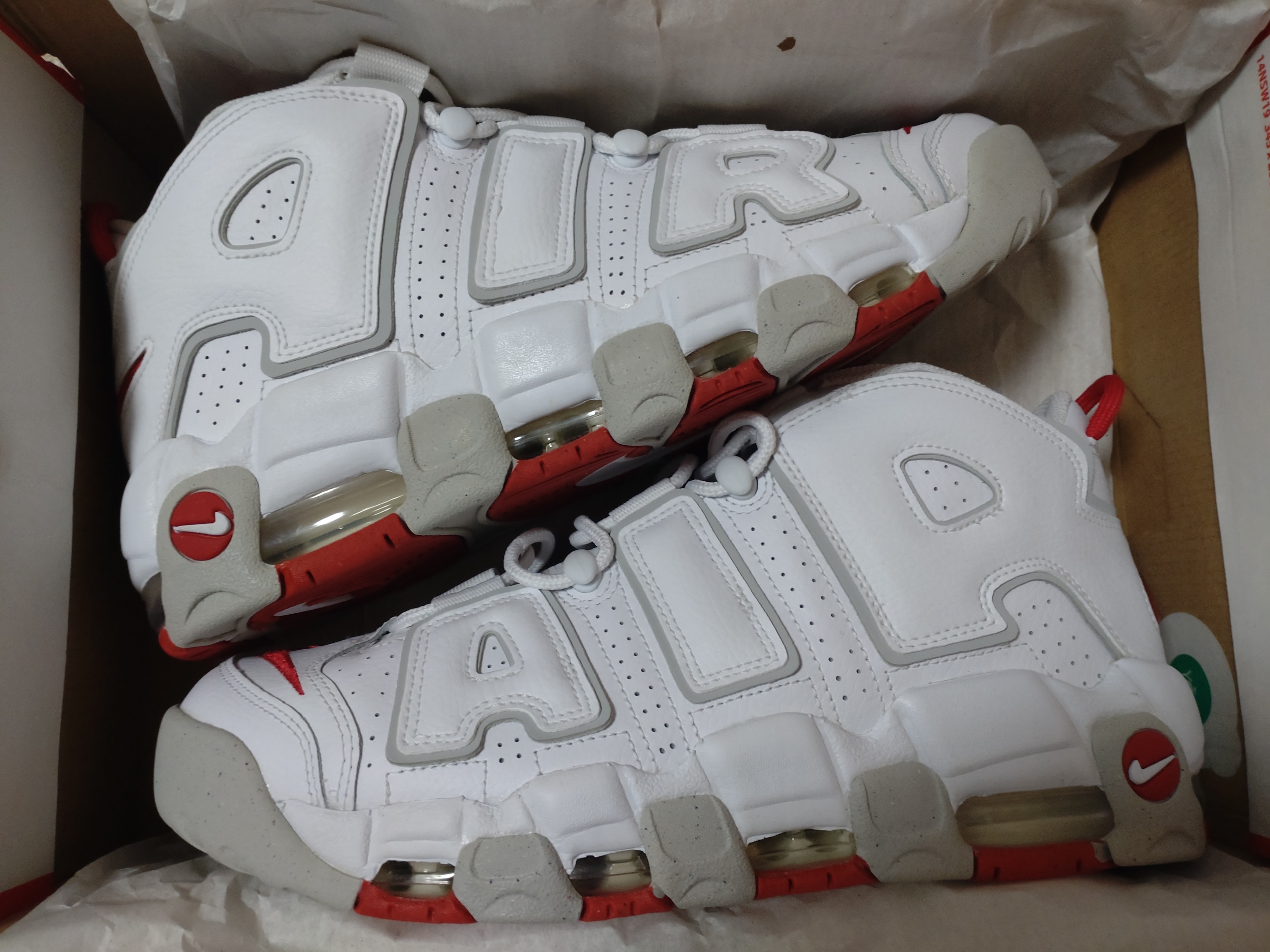 ナイキ エアモアアップテンポ96 "ホワイト/グレーフォグ/ユニバーシティレッド"