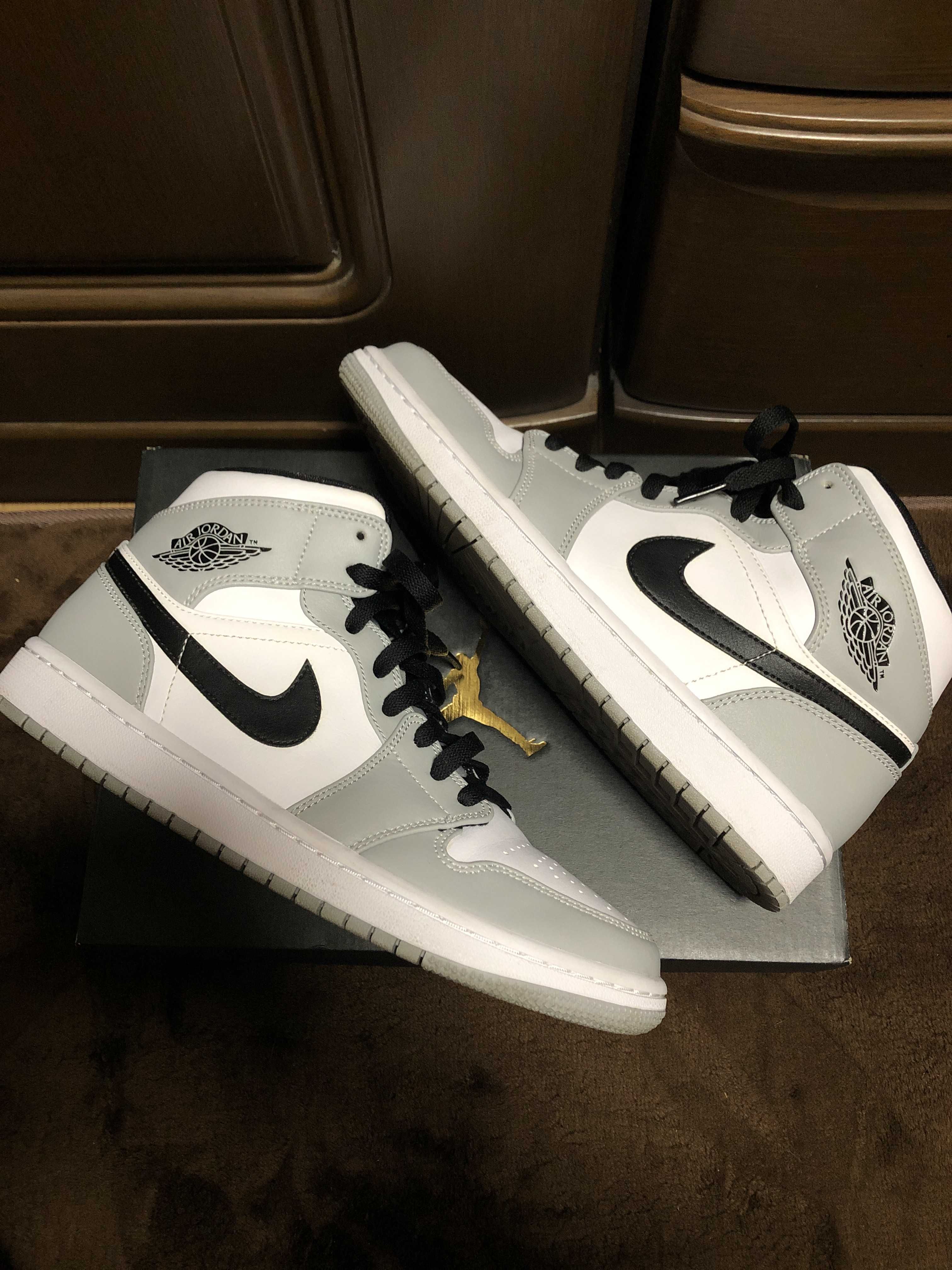 Nike Air Jordan 1 Mid "Light Smoke Grey/White/Black"