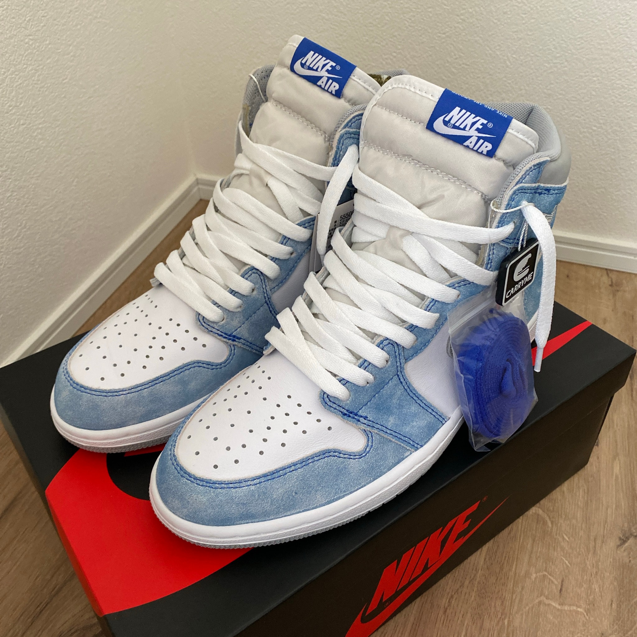 Nike Air Jordan 1 High OG "Hyper Royal"