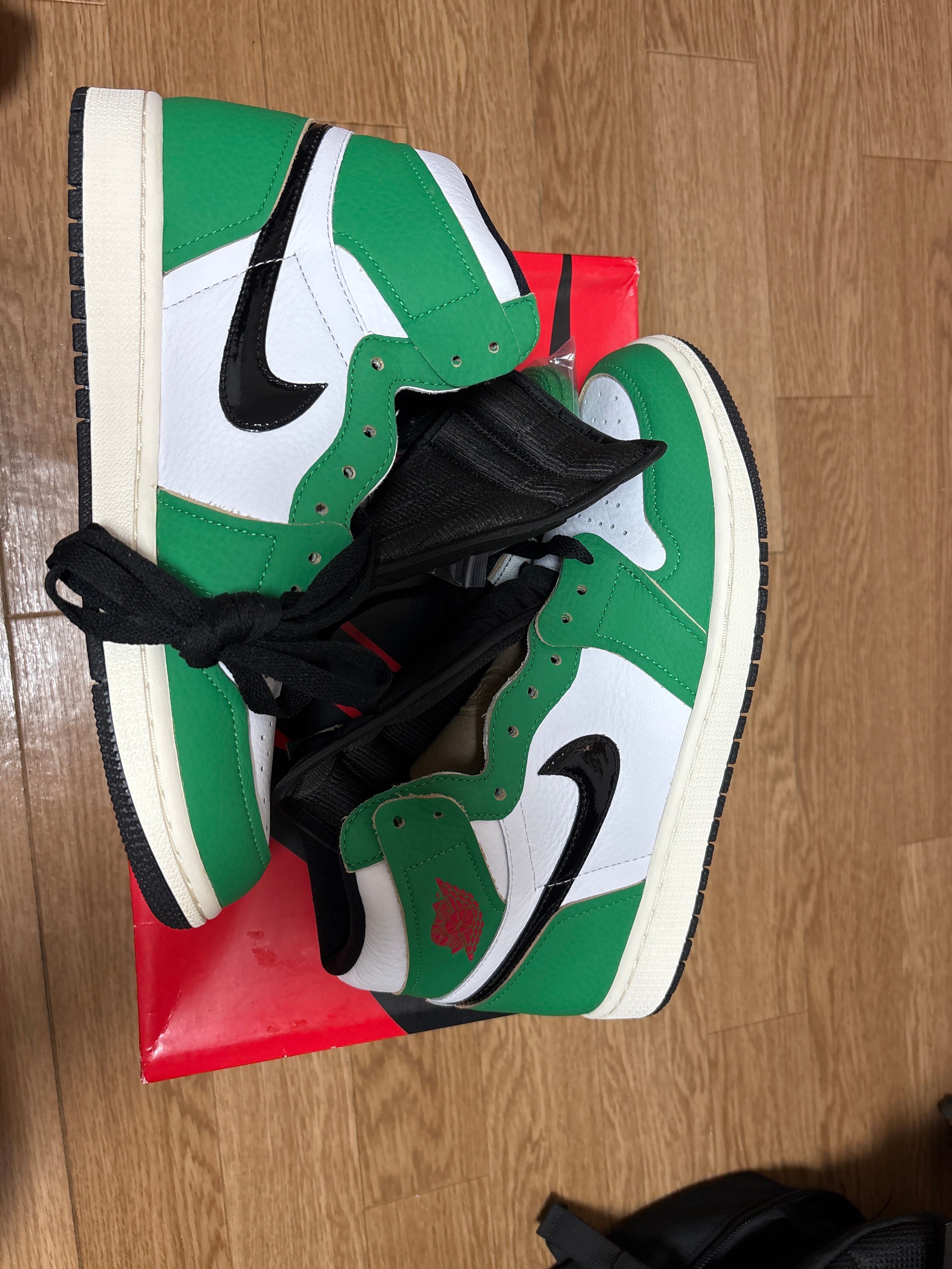 Nike Women's Air Jordan 1 High OG "Lucky Green/White-Sail-Black"