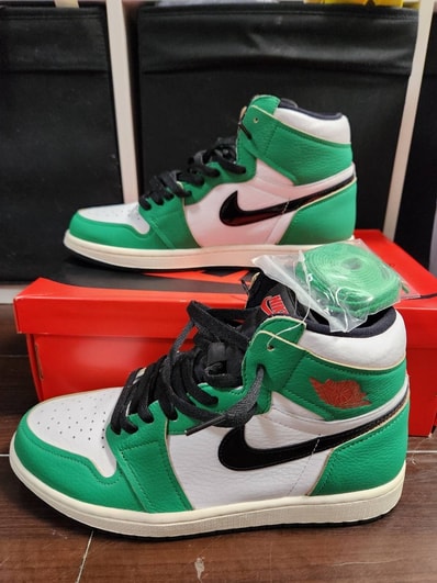 Nike Women's Air Jordan 1 High OG "Lucky Green/White-Sail-Black"