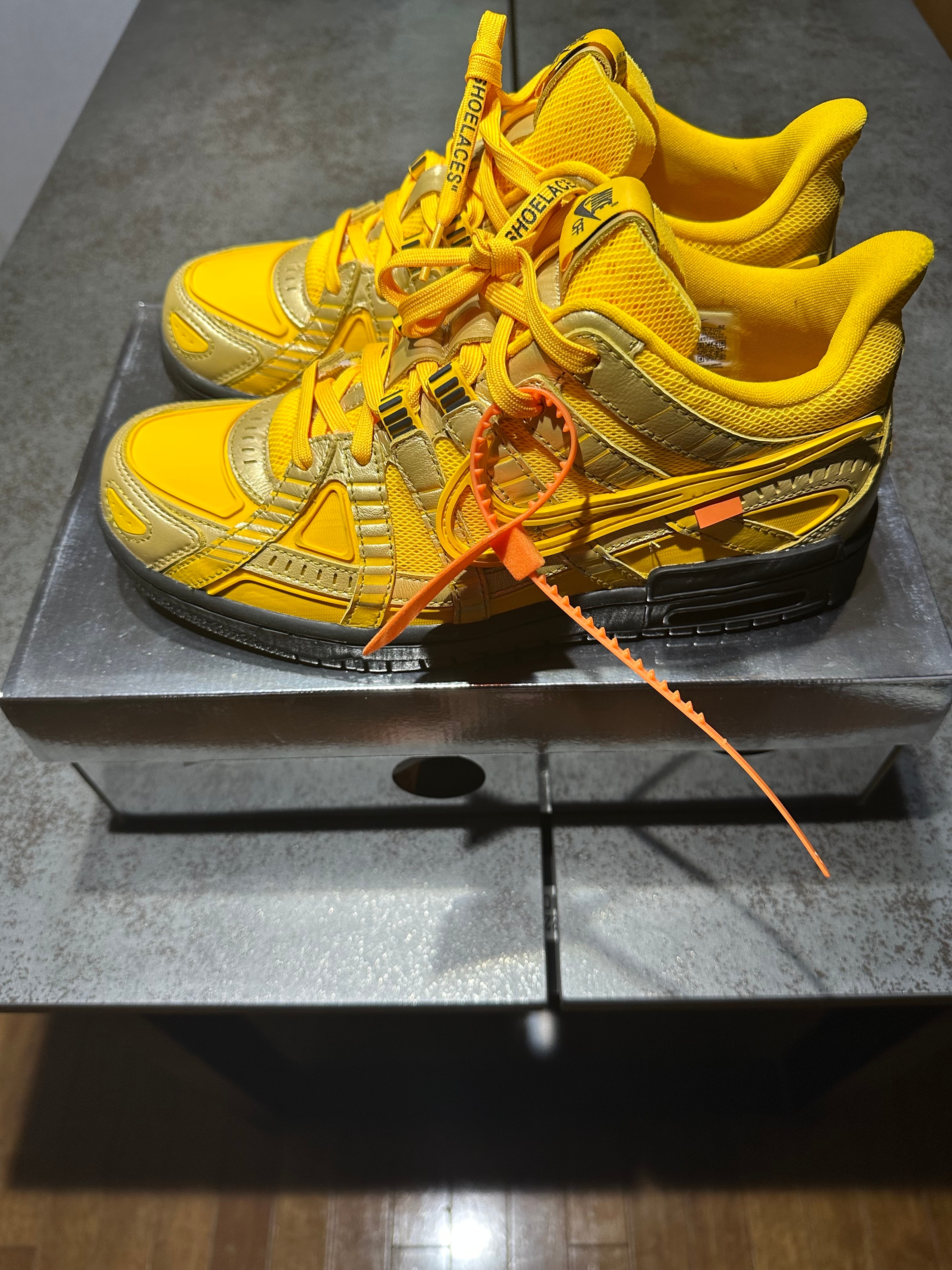 オフホワイト × ナイキ エアラバーダンク "ユニバーシティゴールド"