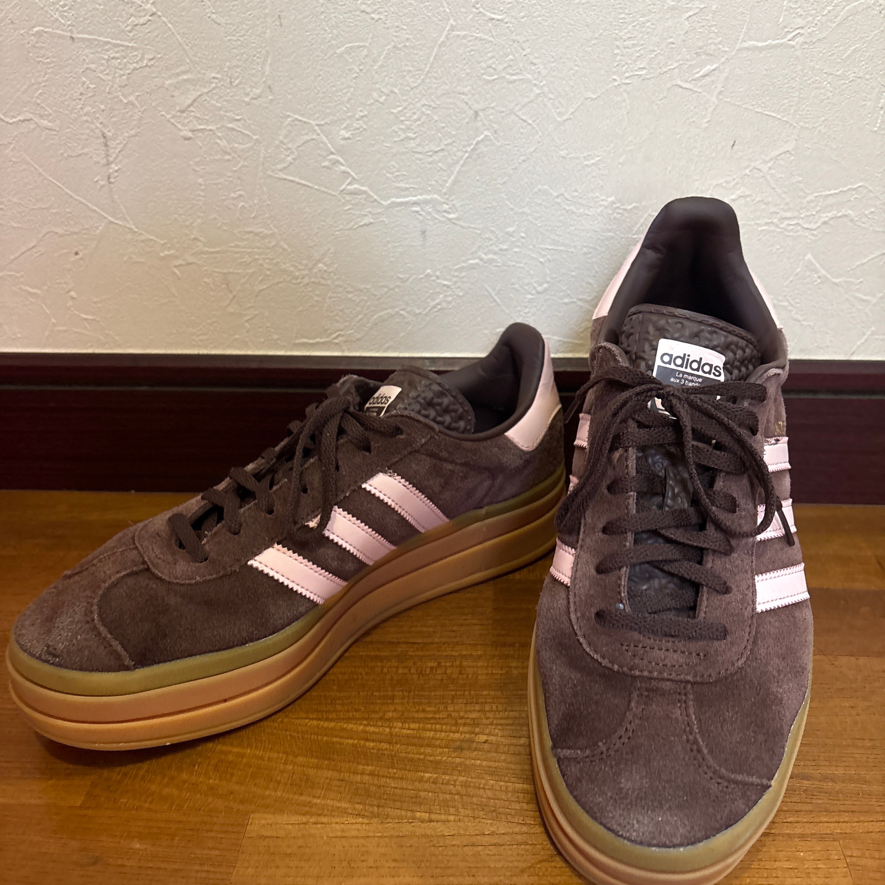 アディダスオリジナルス ガゼル ボールド "オーバーン/クリアピンク/ガム"