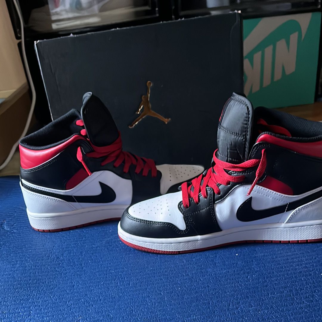 Nike Air Jordan 1 Mid "Gym Red"