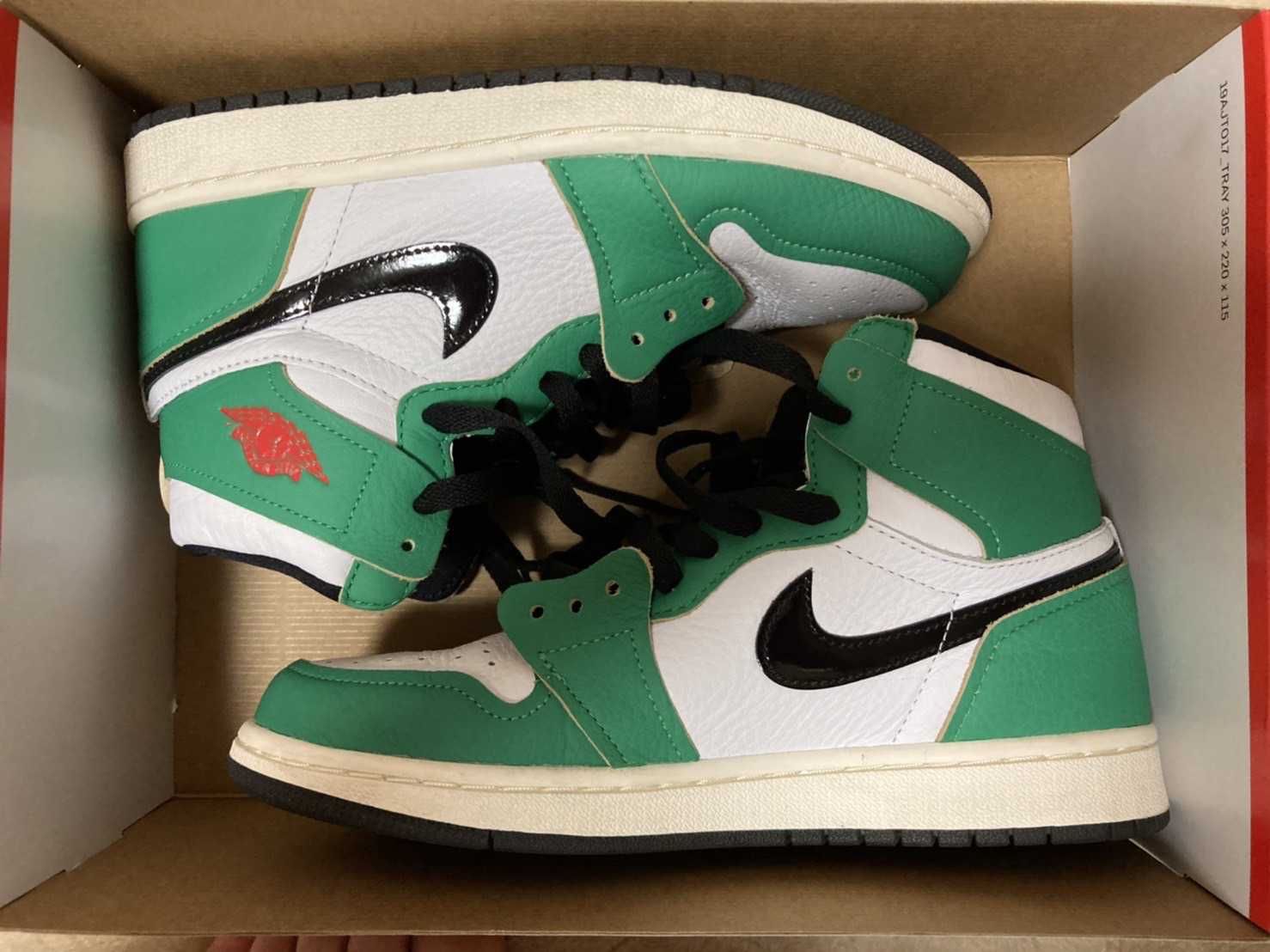 Nike Women's Air Jordan 1 High OG "Lucky Green/White-Sail-Black"