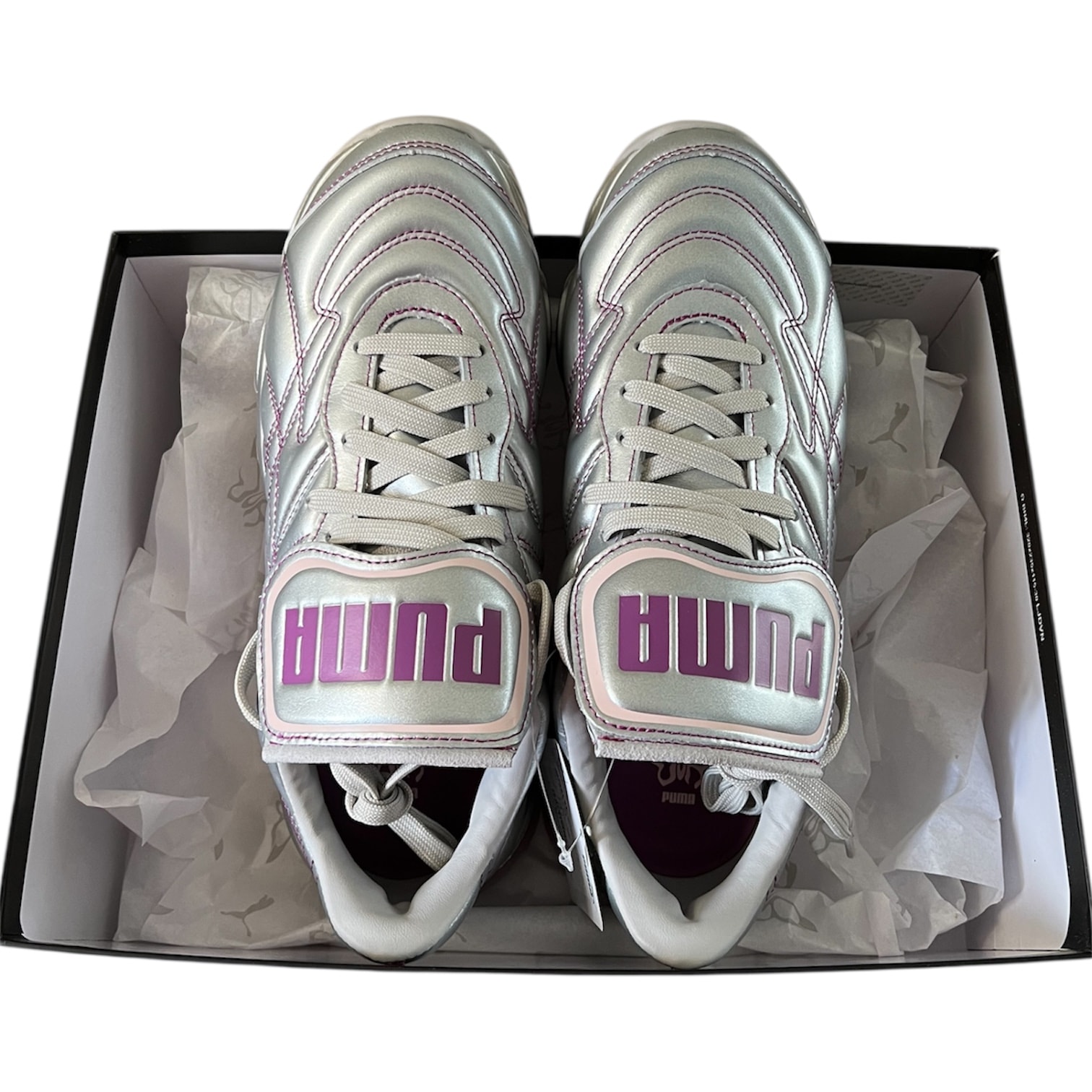 デュア リパ × プーマ ウィメンズ セル ドーム キング メタリック "シルバー-ビザンティウム-ピンク"
