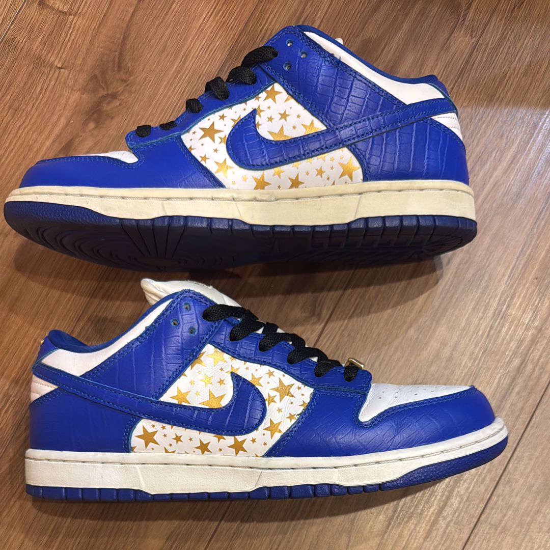 Supreme × Nike SB Dunk Low OG QS Gold Stars "White/Hyper Blue"