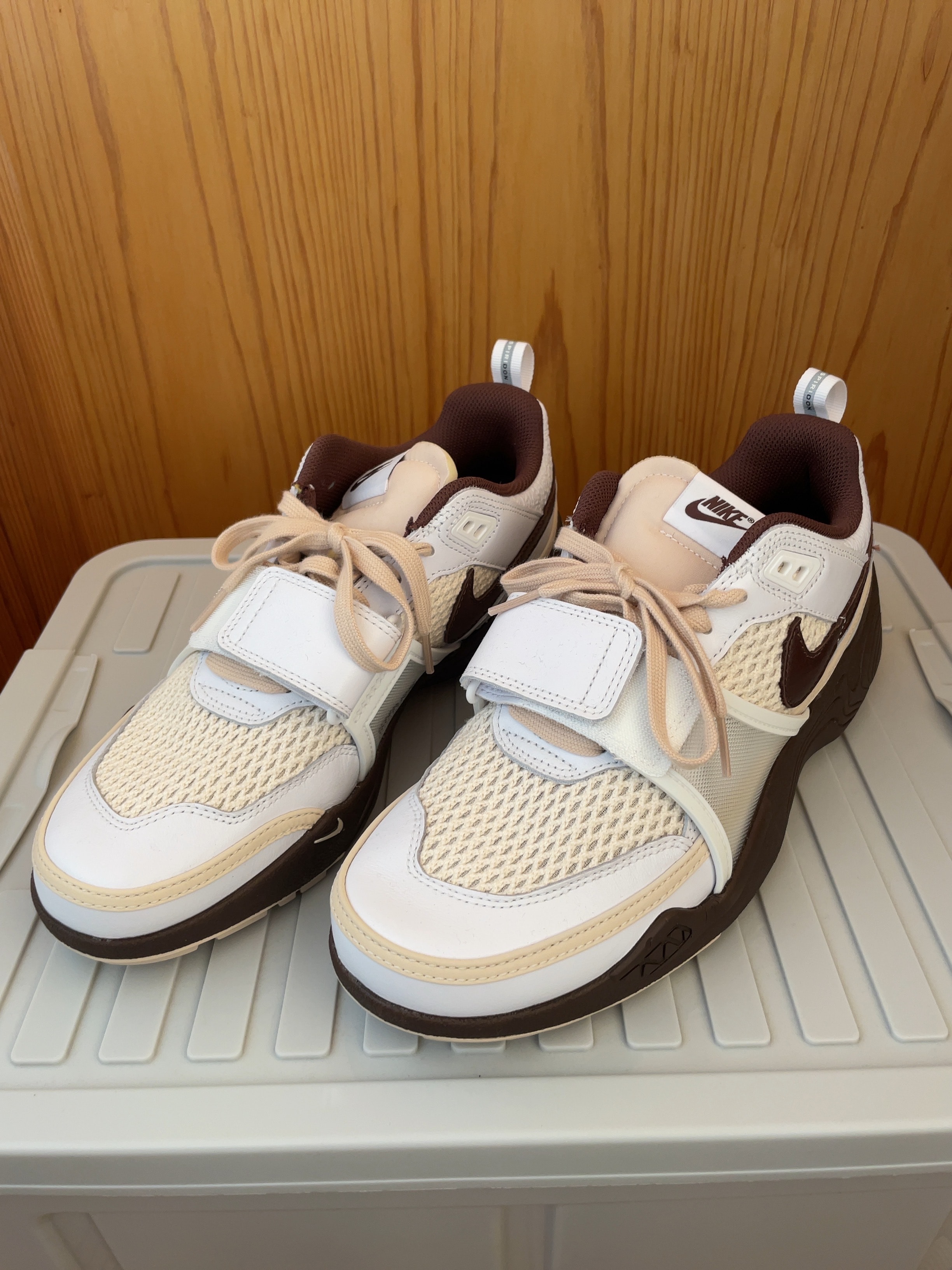 トラヴィススコット × ナイキ ズームフィールドジャックス "ホワイトアンドライトチョコレート"