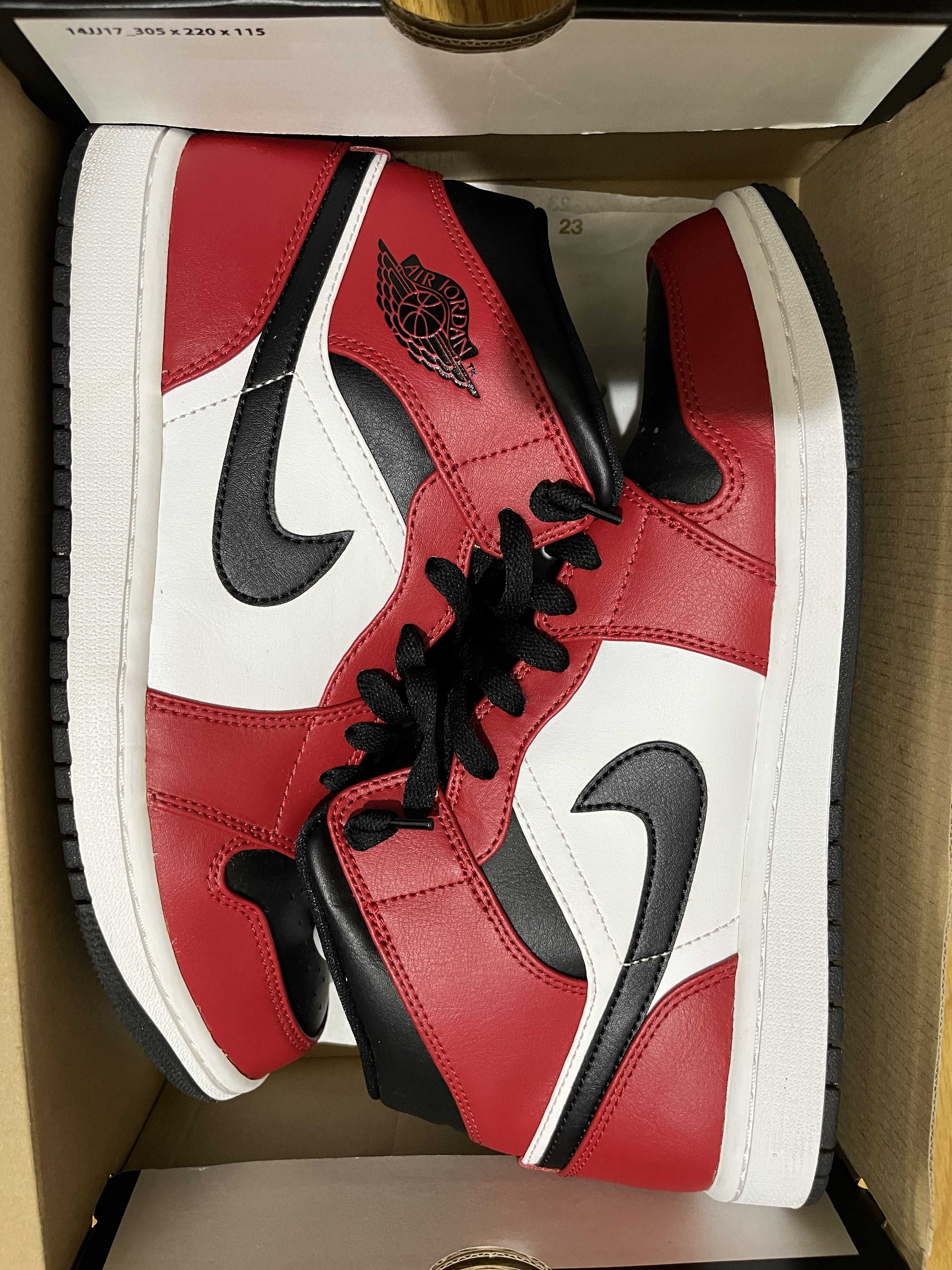 Nike Air Jordan 1 Mid "Chicago Black Toe"
