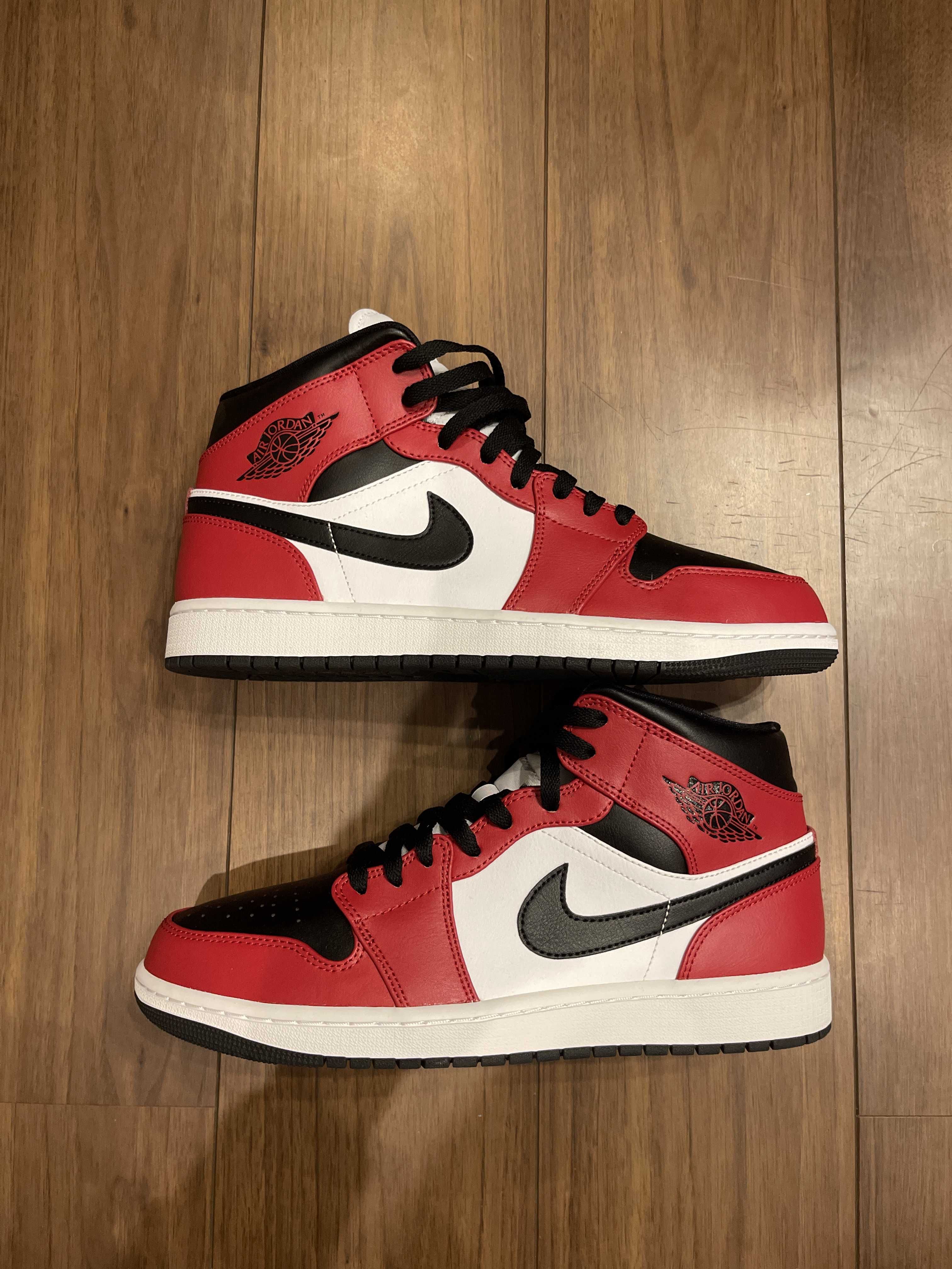 Nike Air Jordan 1 Mid "Chicago Black Toe"