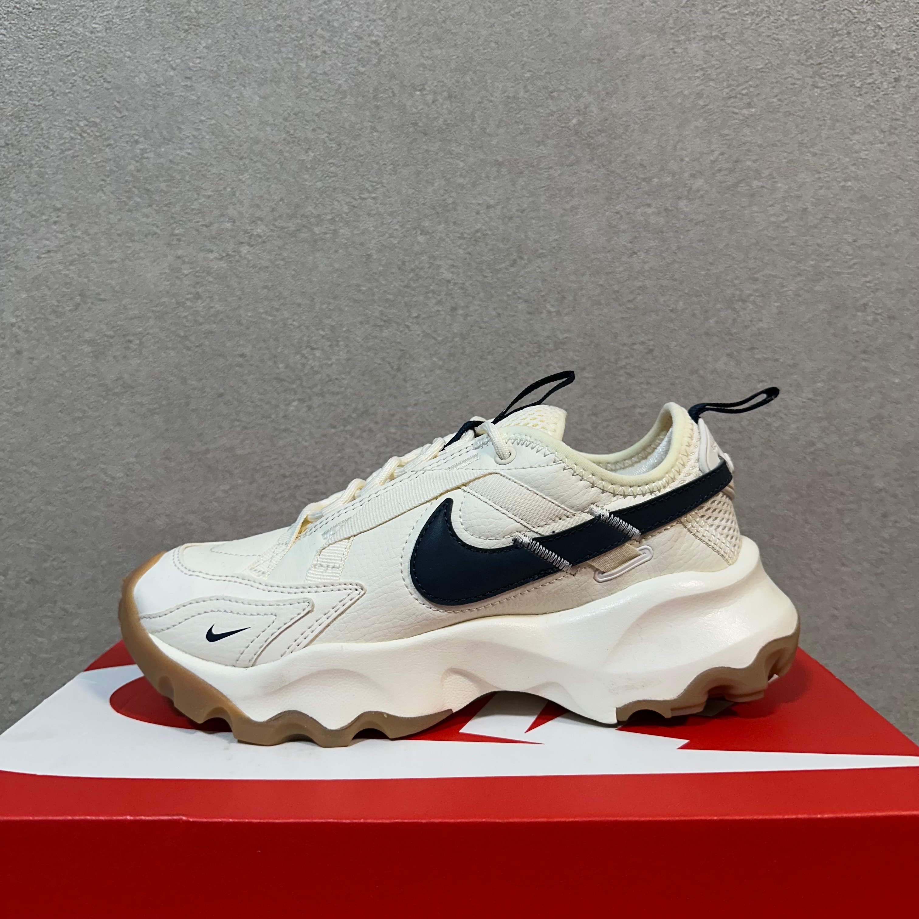 お買得 24cm ナイキ ウィメンズ TC 7900 ペールアイボリーアーモリー 