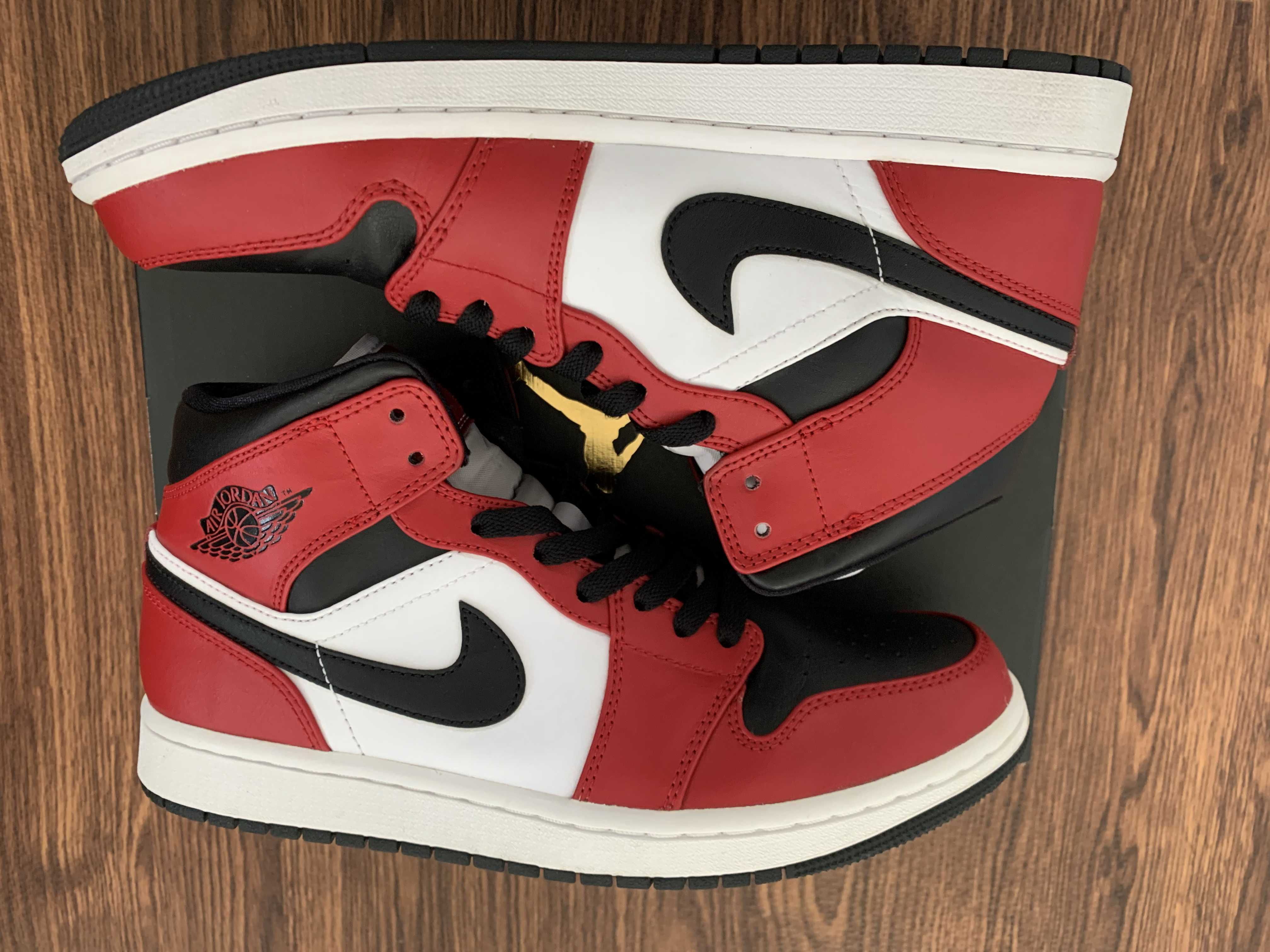 Nike Air Jordan 1 Mid "Chicago Black Toe"